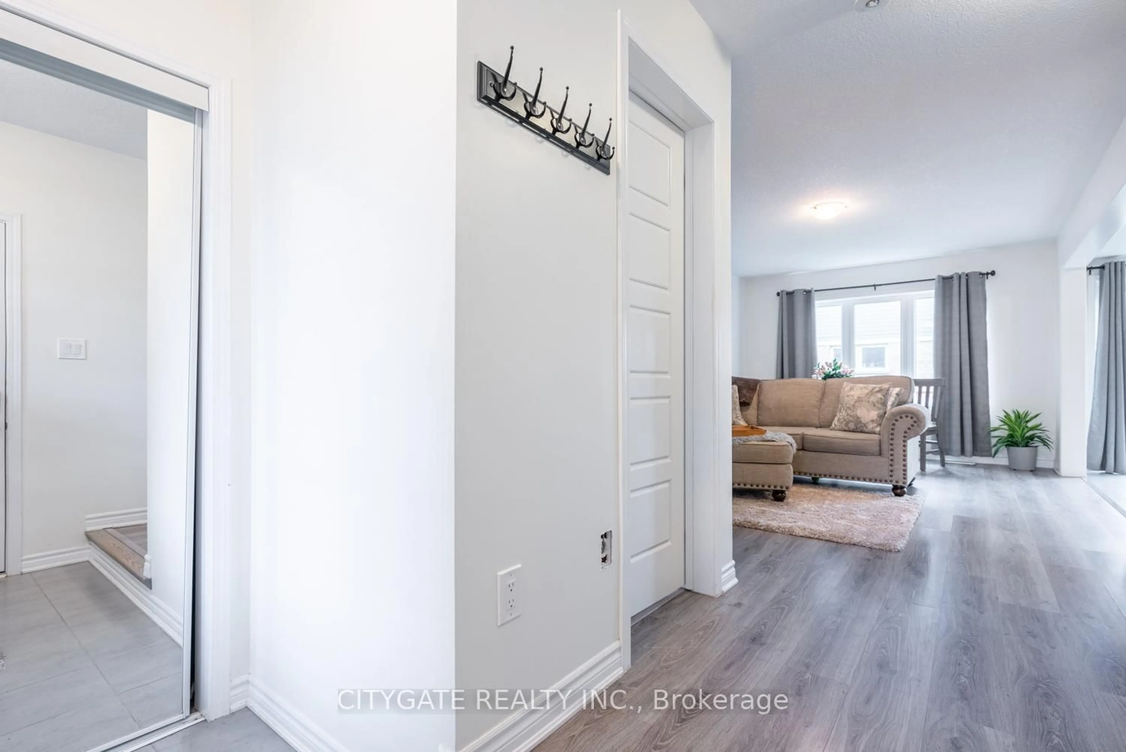 Indoor entryway for 69 McMonies Dr, Hamilton Ontario L8B 0A5