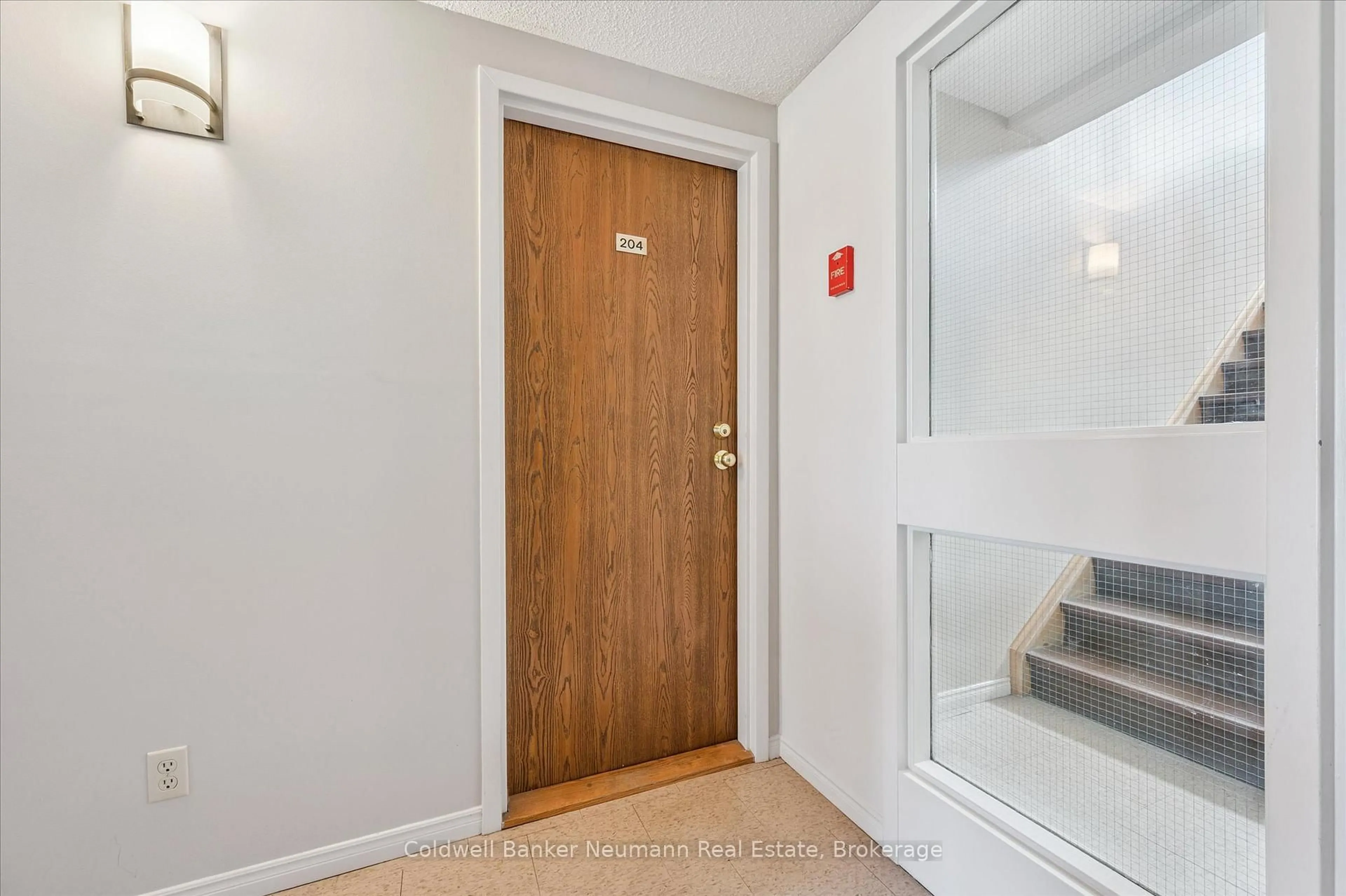 Indoor entryway for 266 Overlea Dr #204, Kitchener Ontario N2M 5N2