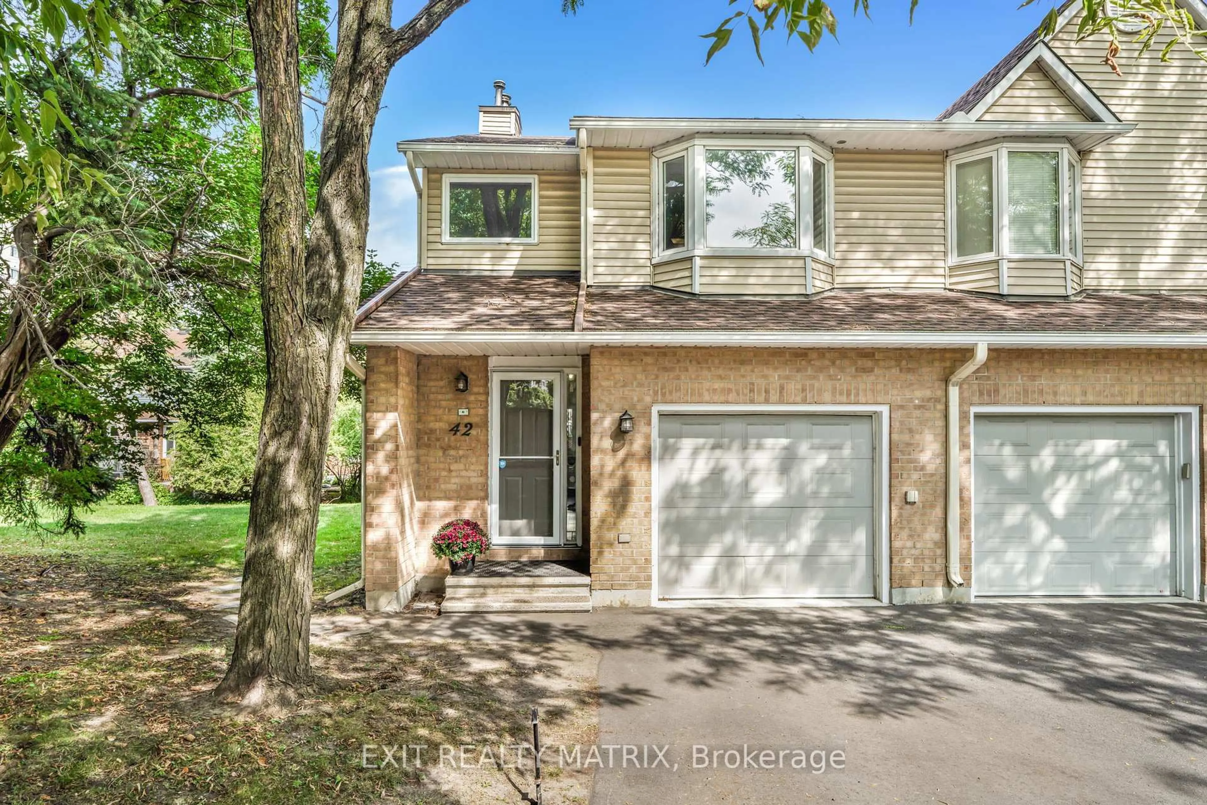 Home with vinyl exterior material, street for 42 Oakhaven Private #26, Ottawa Ontario K1K 4K1
