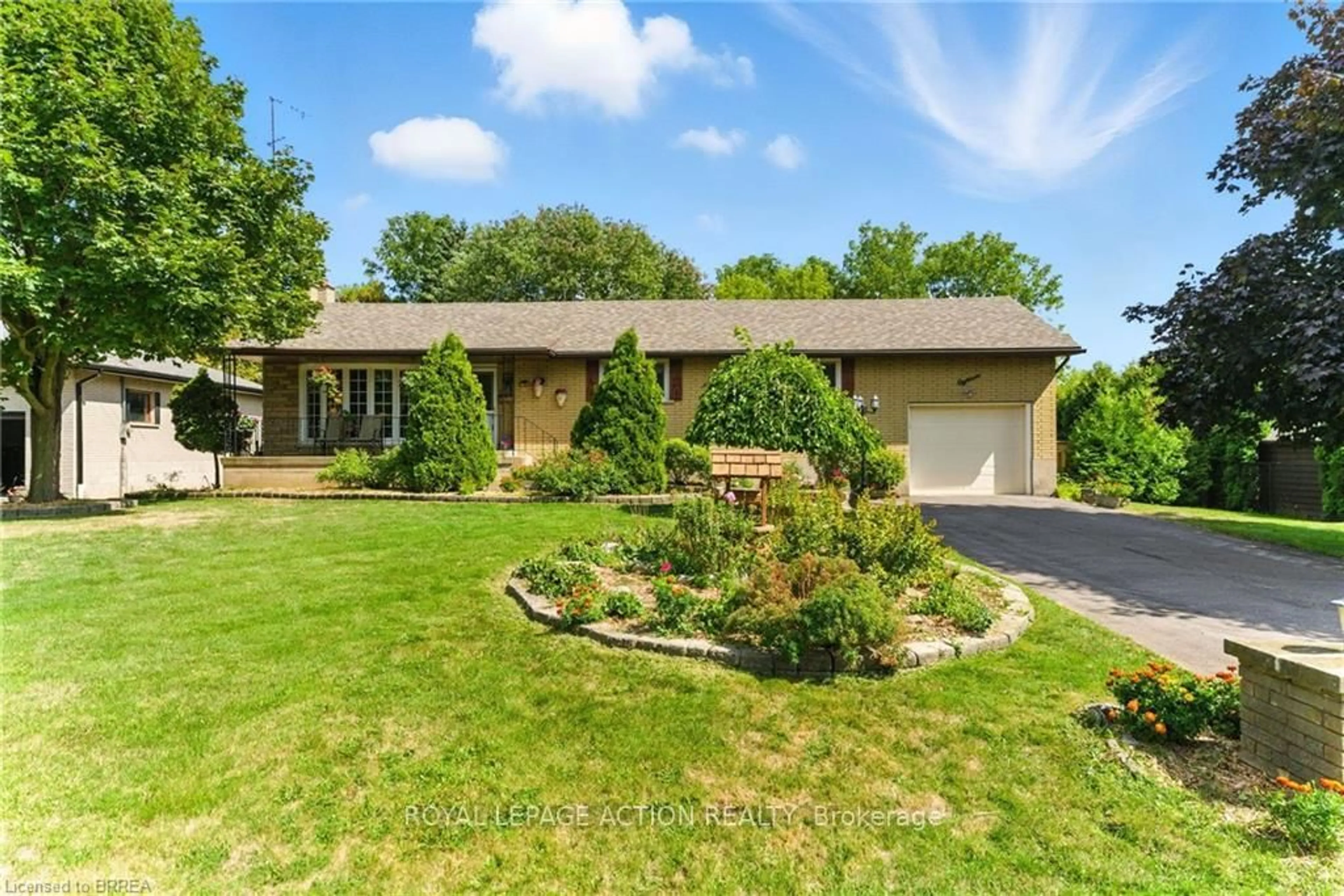 A pic from outside/outdoor area/front of a property/back of a property/a pic from drone, street for 18 Algonquin Ave, Hamilton Ontario L9H 7L2