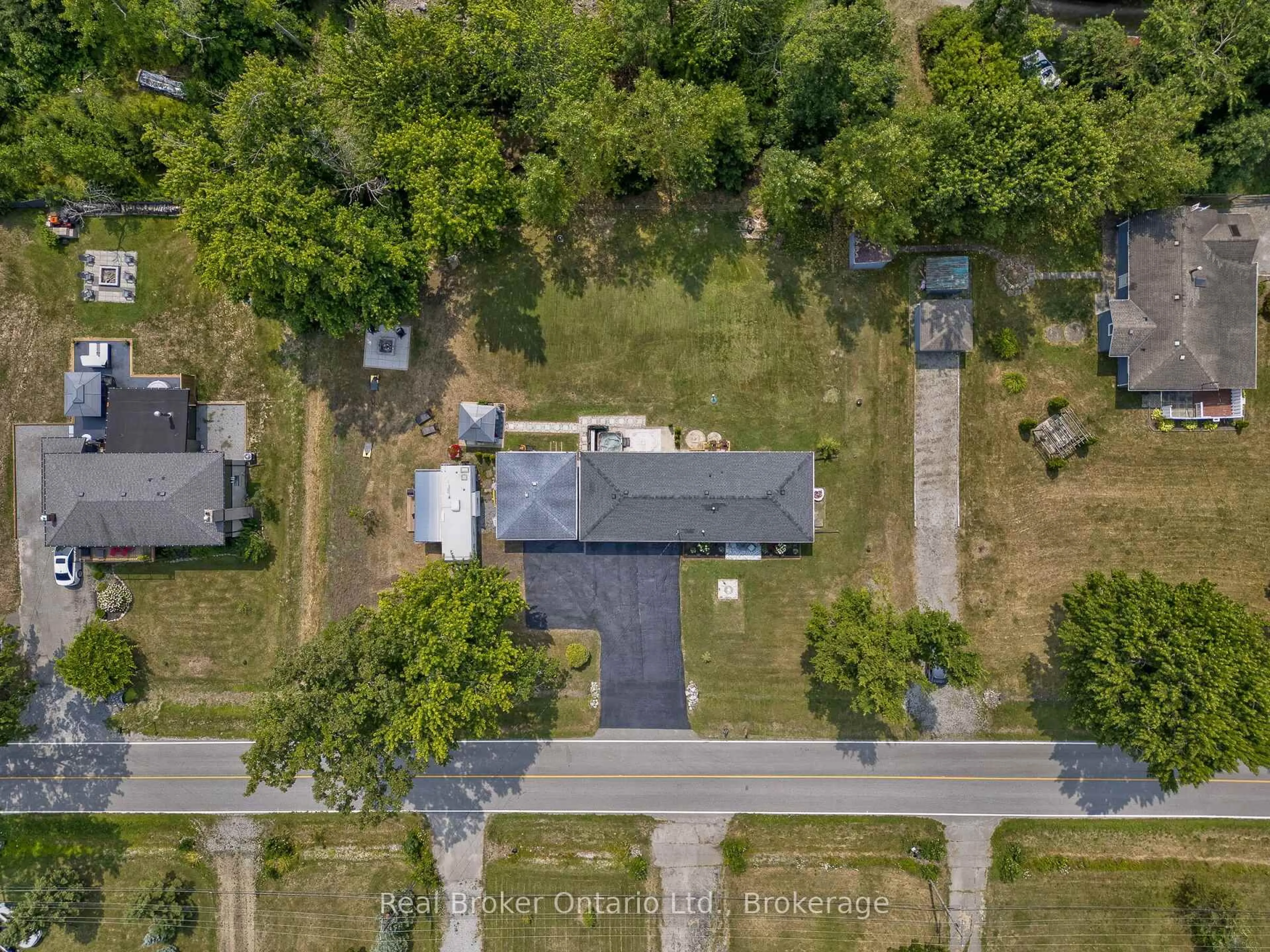 A pic from outside/outdoor area/front of a property/back of a property/a pic from drone, street for 2525 Vimy Rd, Port Colborne Ontario L3K 5V3