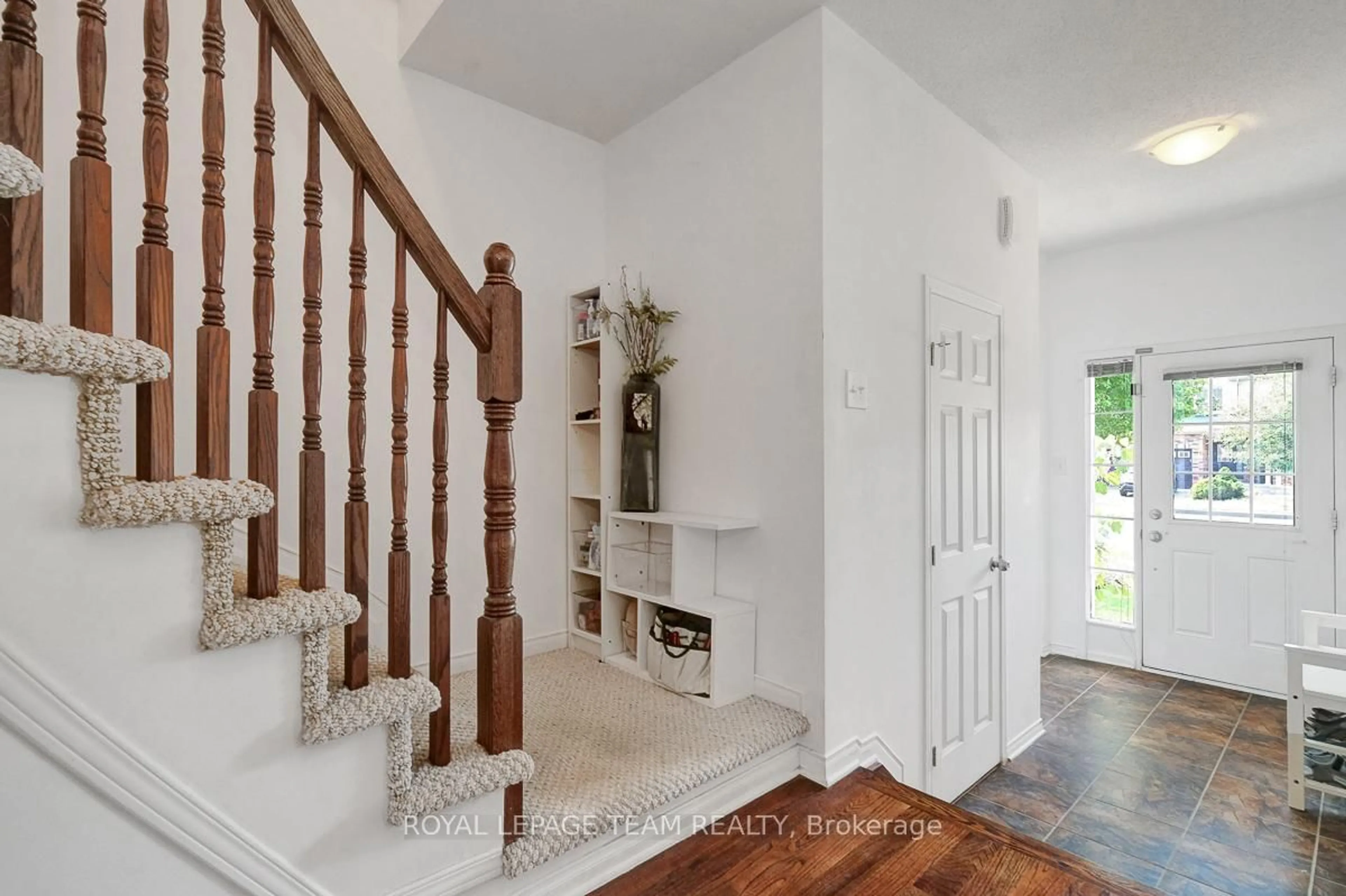 Indoor entryway for 172 ROMINA St, Ottawa Ontario K2S 0J7