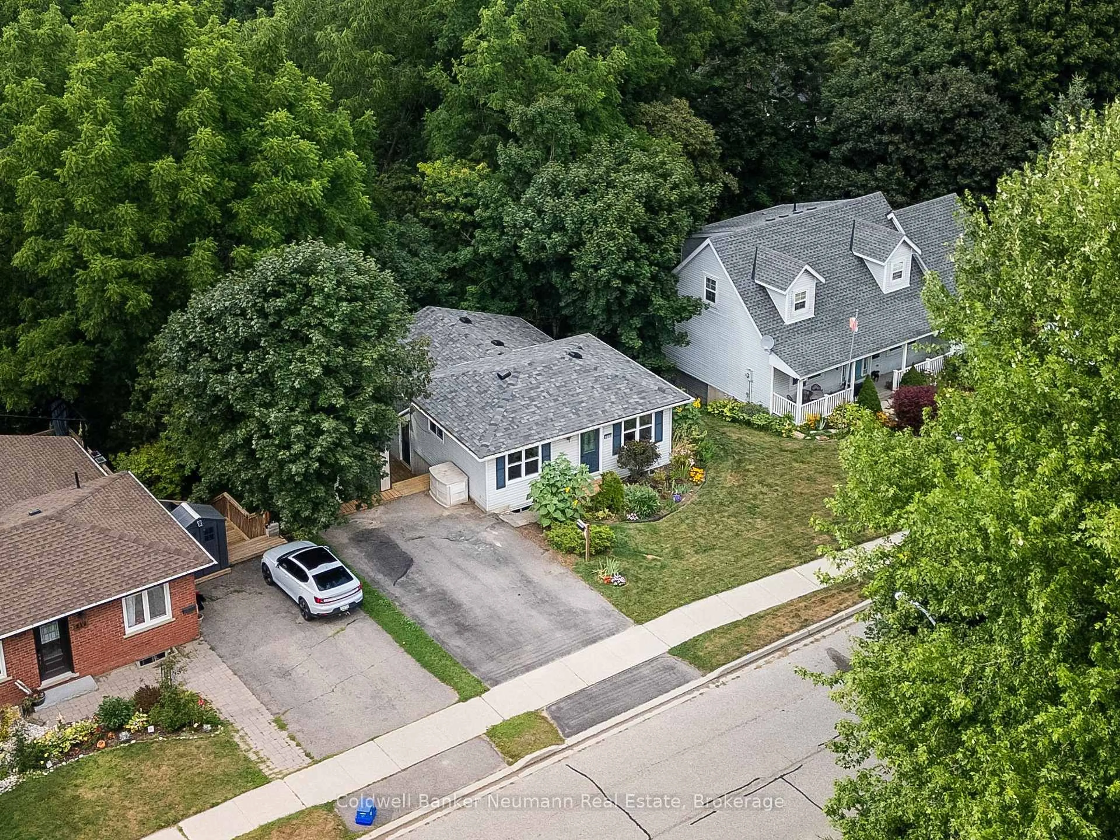 A pic from outside/outdoor area/front of a property/back of a property/a pic from drone, street for 209 Wellington St, Centre Wellington Ontario N1M 3E1