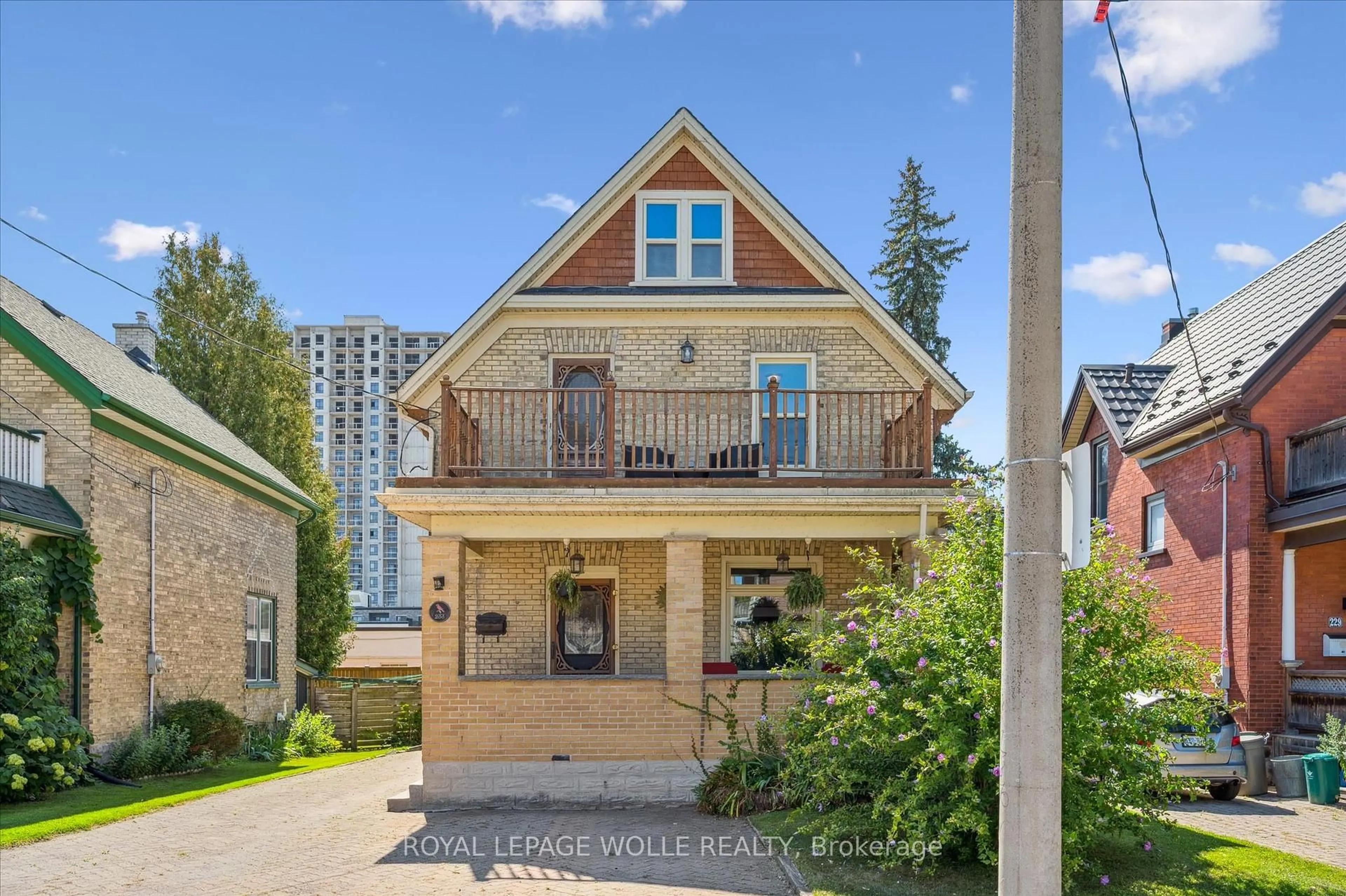 Patio, street for 233 Duke St, Kitchener Ontario N2H 1B2