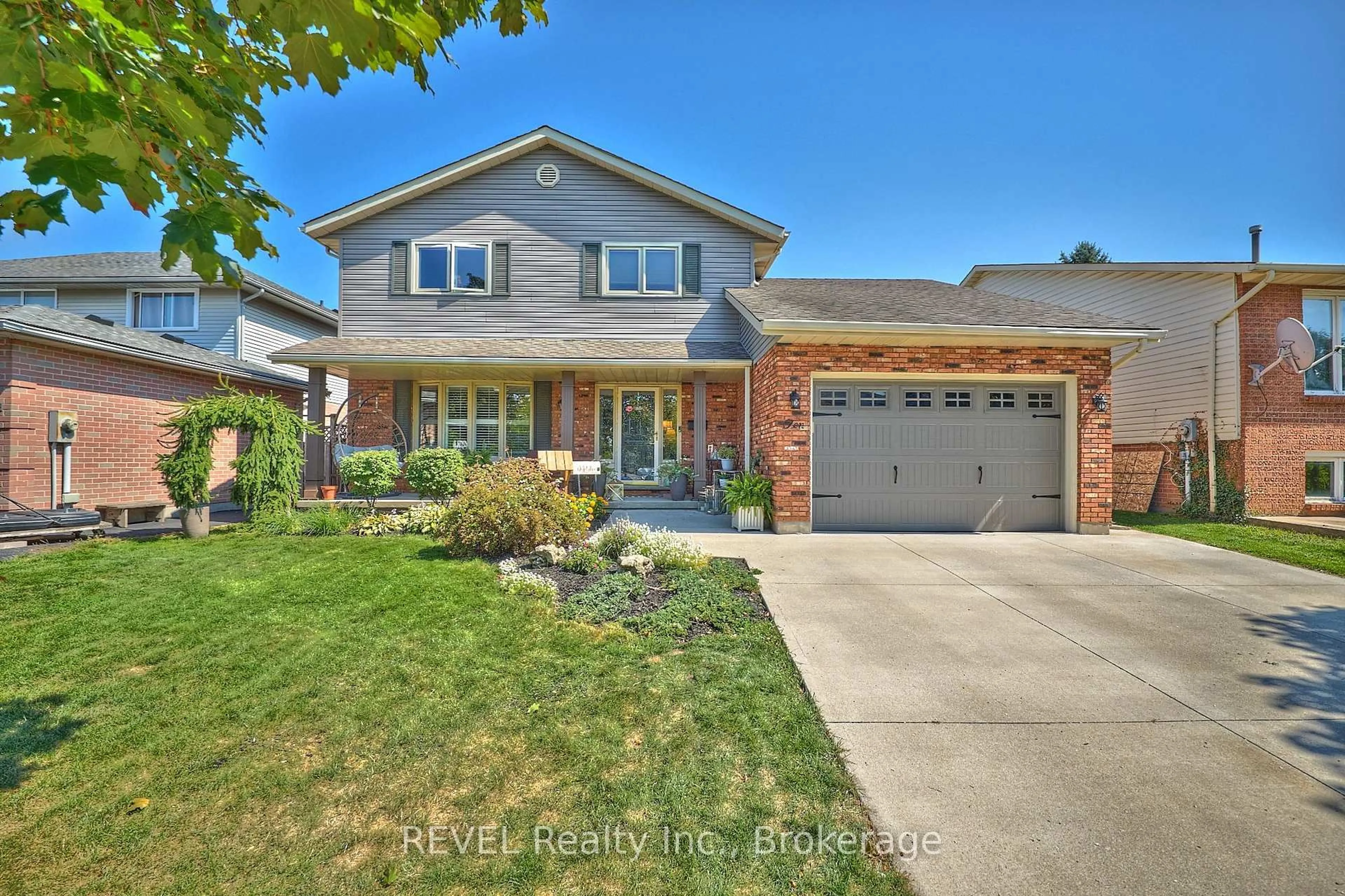 Home with brick exterior material, street for 10 Bascary Cres, St. Catharines Ontario L2S 3M7