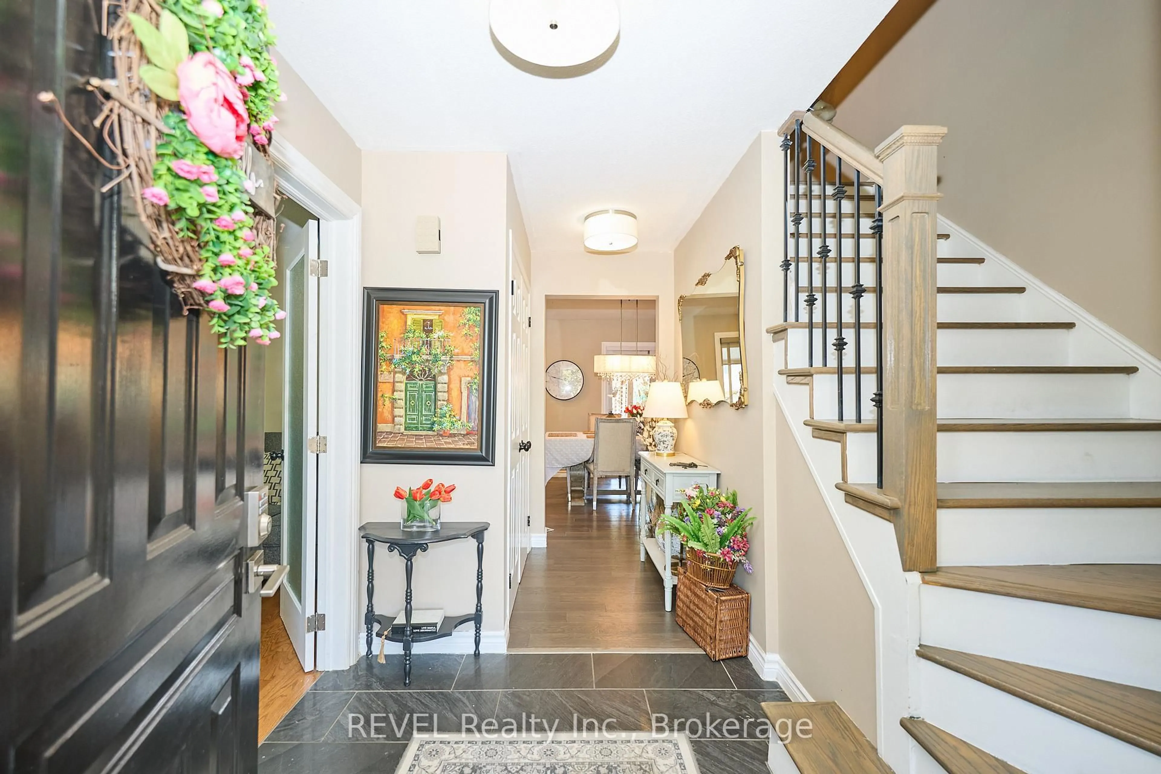 Indoor entryway for 10 Bascary Cres, St. Catharines Ontario L2S 3M7