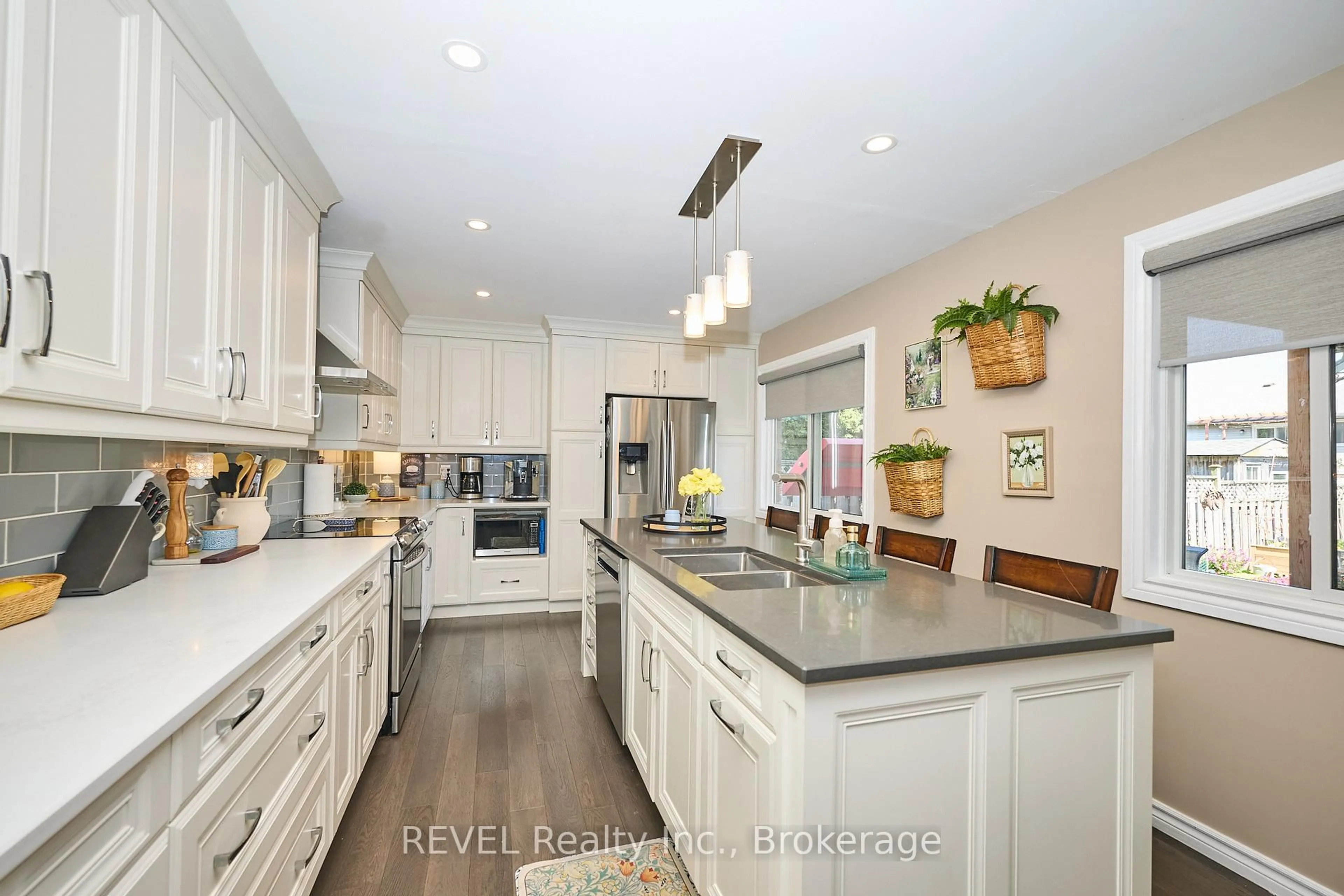 Open concept kitchen, ceramic/tile floor for 10 Bascary Cres, St. Catharines Ontario L2S 3M7