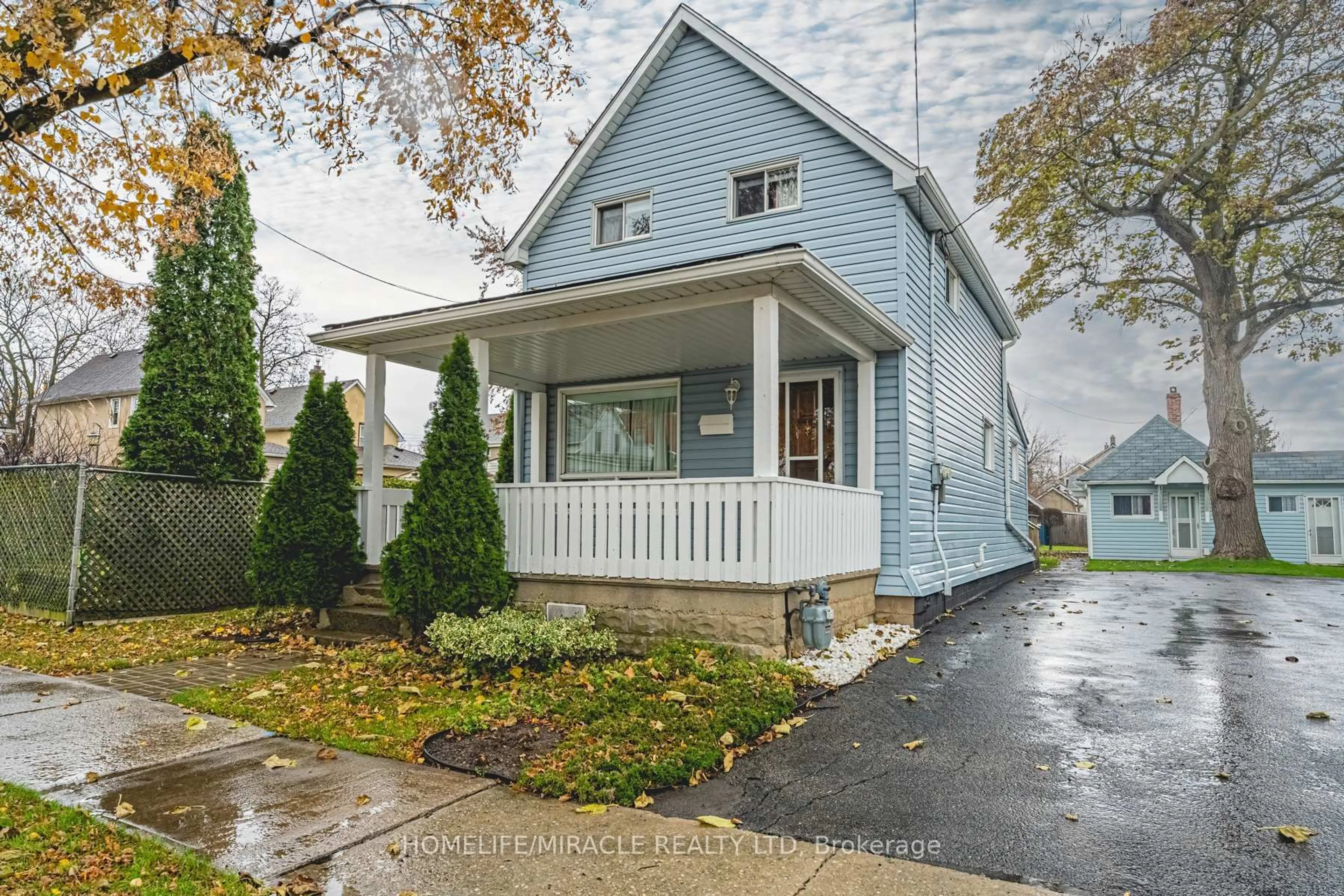 Home with vinyl exterior material, street for 51 Fourth St, Welland Ontario L3B 4X7