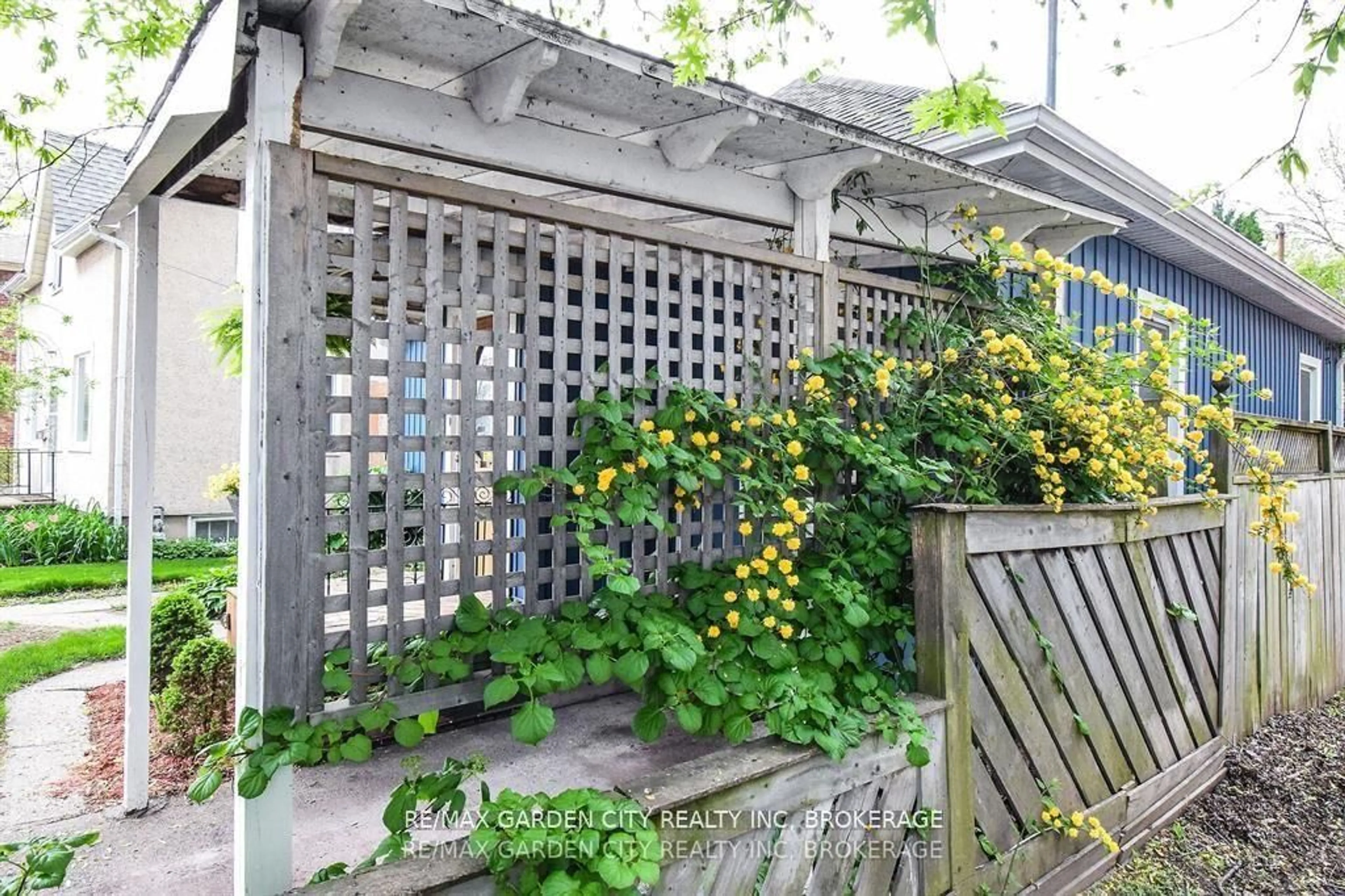 Patio, street for 76 Beech St, St. Catharines Ontario L2R 2B7