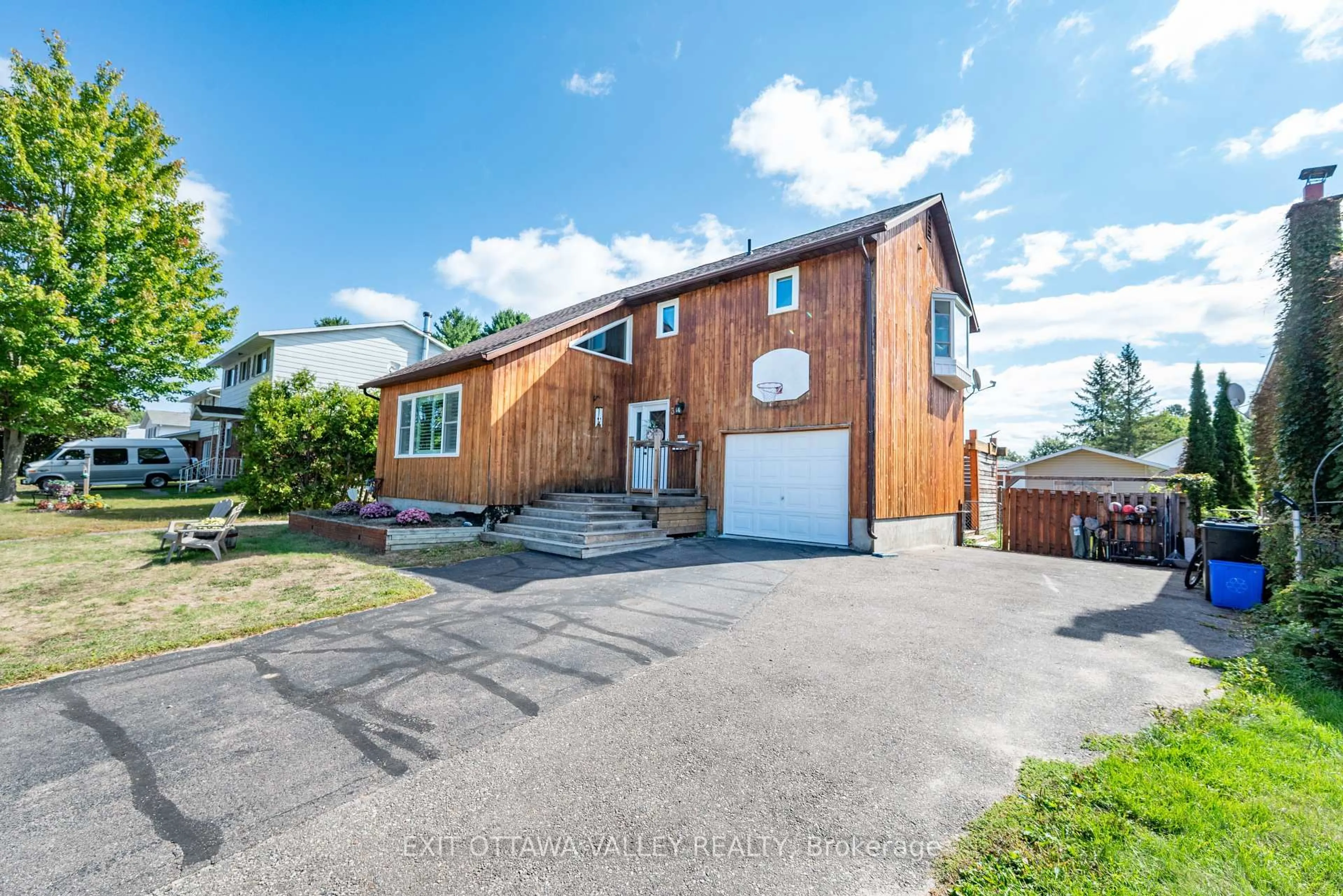 A pic from outside/outdoor area/front of a property/back of a property/a pic from drone, street for 36 Thomas St, Deep River Ontario K0J 1P0
