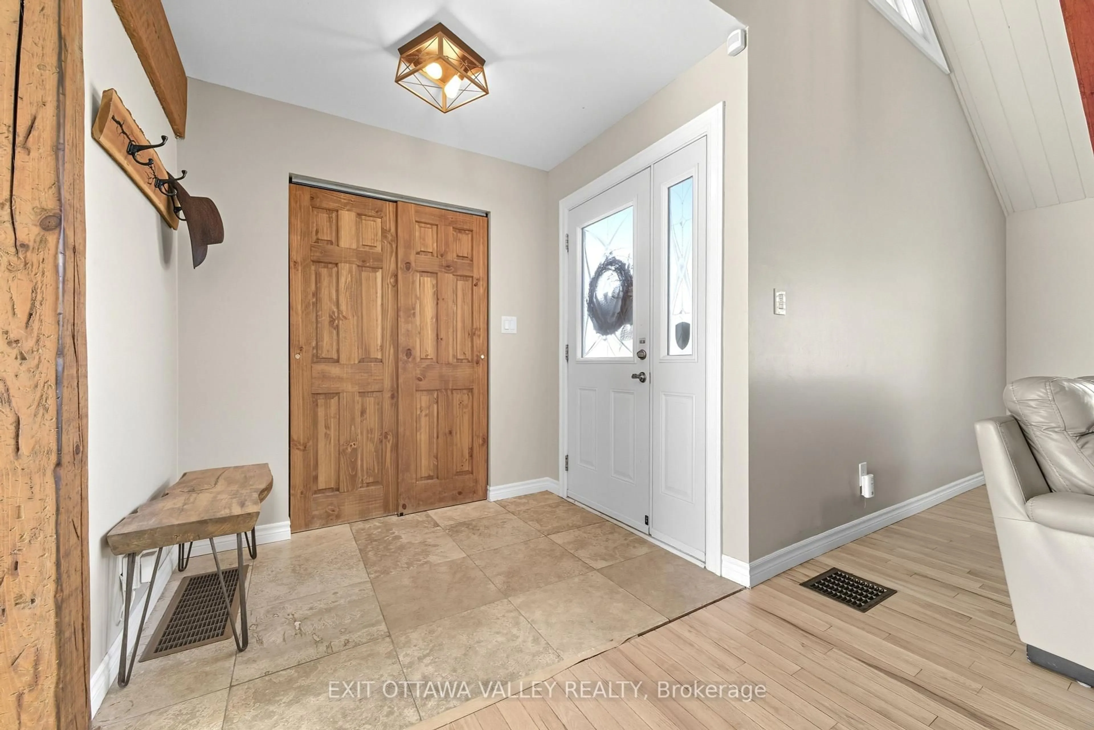 Indoor entryway for 36 Thomas St, Deep River Ontario K0J 1P0