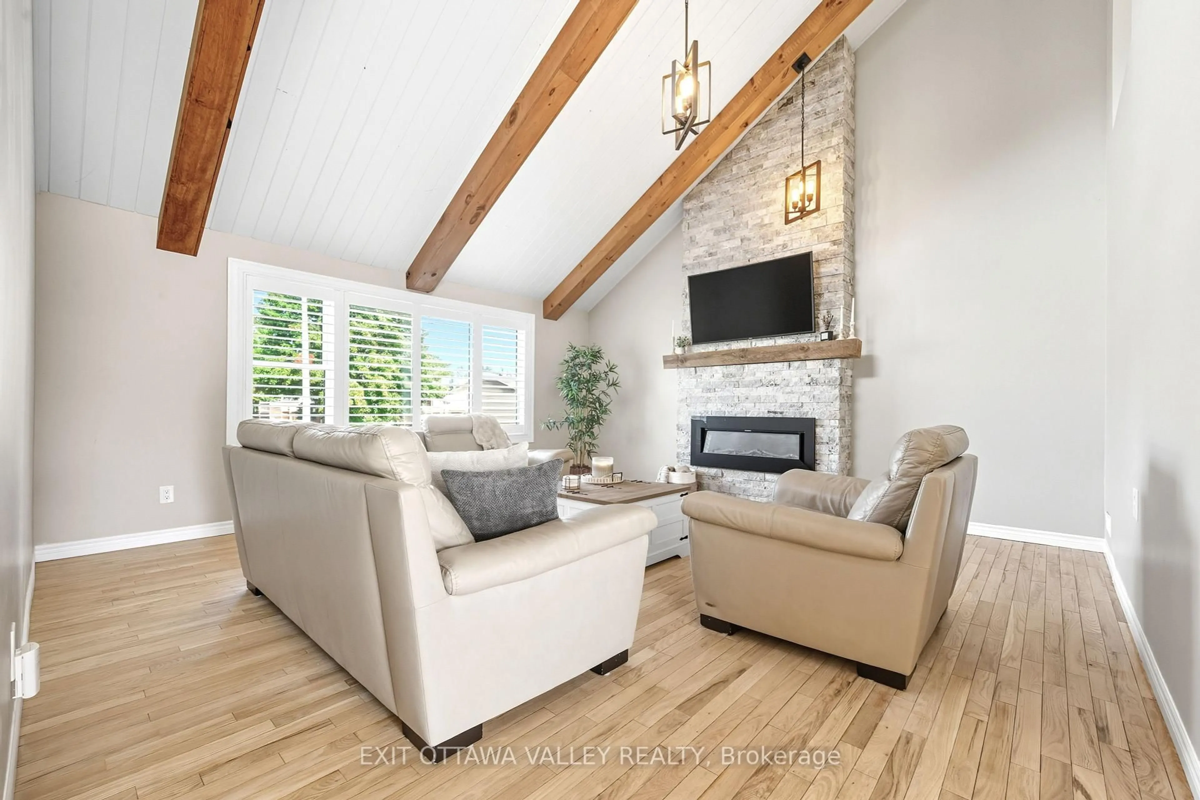 Living room with furniture, wood/laminate floor for 36 Thomas St, Deep River Ontario K0J 1P0