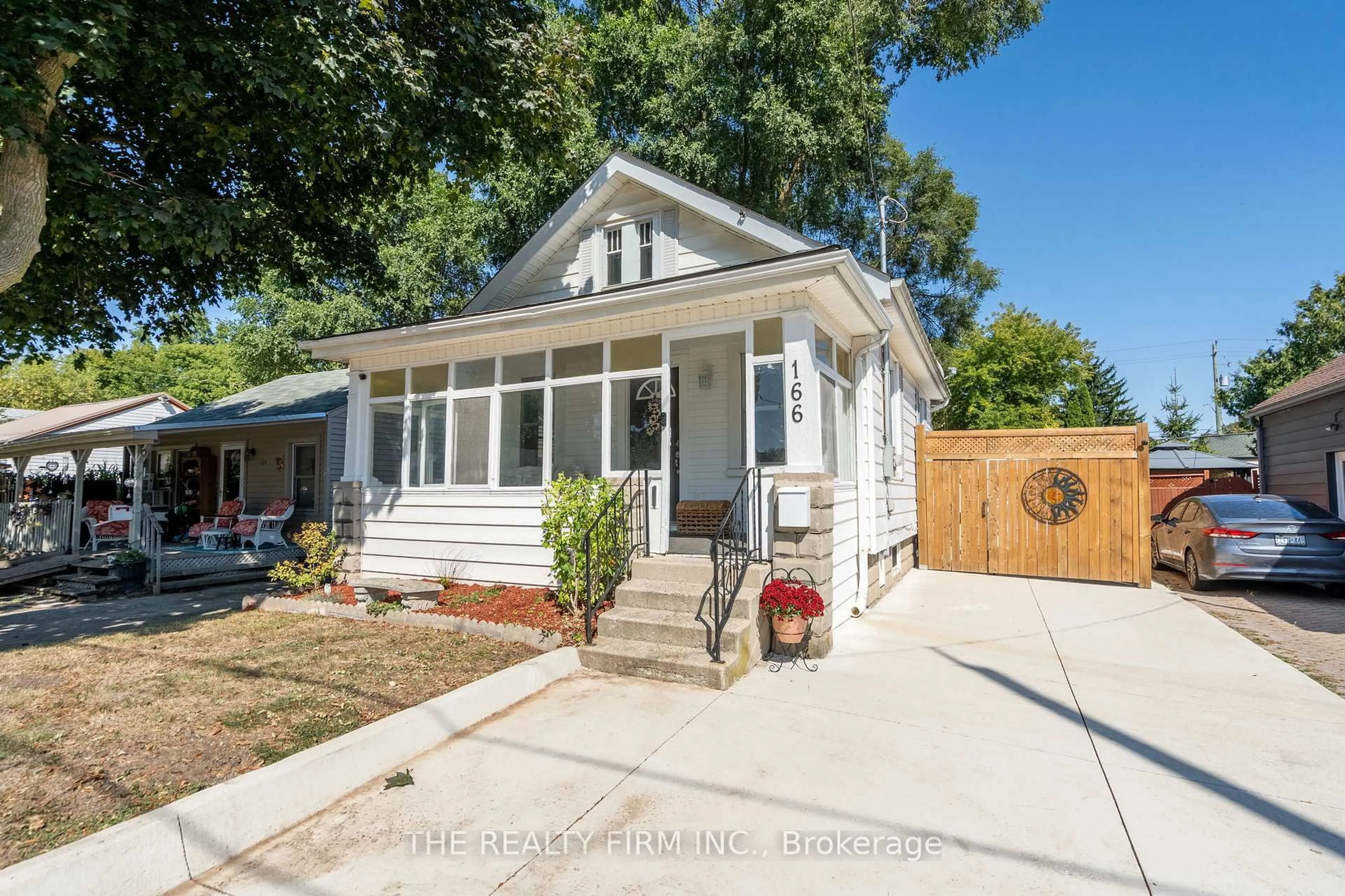 Home with vinyl exterior material, street for 166 Giles St, London East Ontario N5Z 2W1