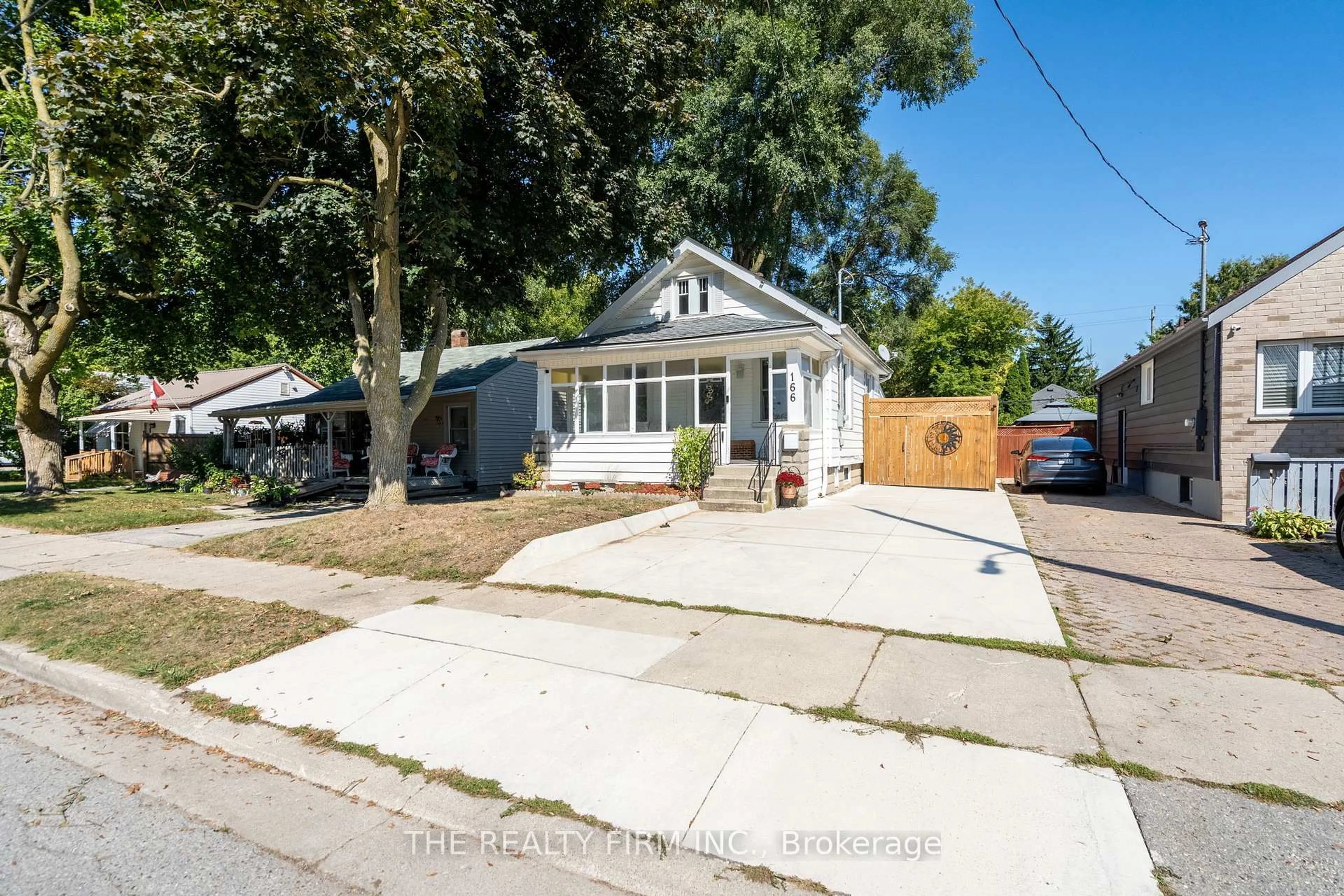 A pic from outside/outdoor area/front of a property/back of a property/a pic from drone, street for 166 Giles St, London East Ontario N5Z 2W1