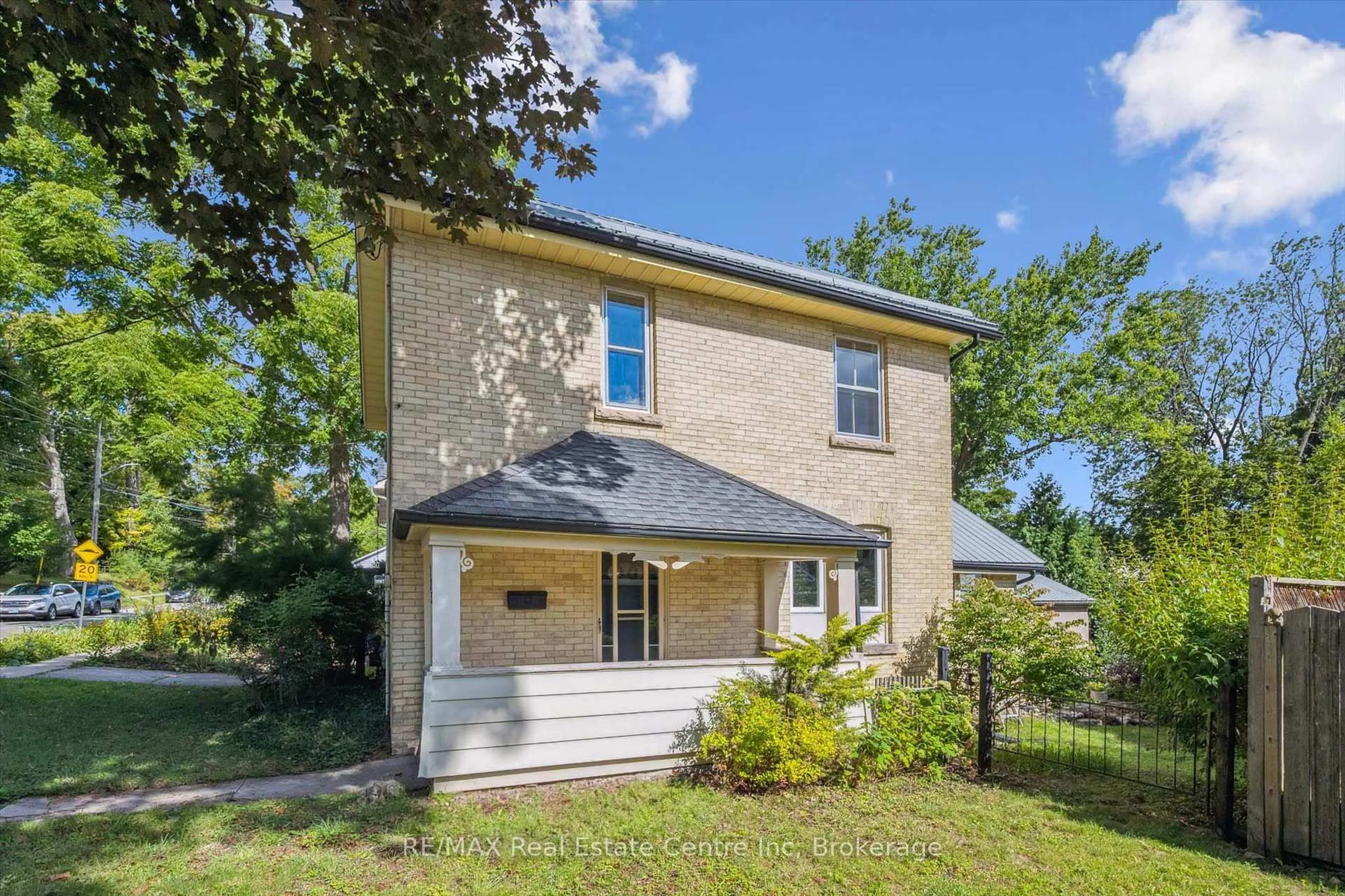 Home with brick exterior material, building for 123 DUFFERIN St, Guelph Ontario N1H 4A7