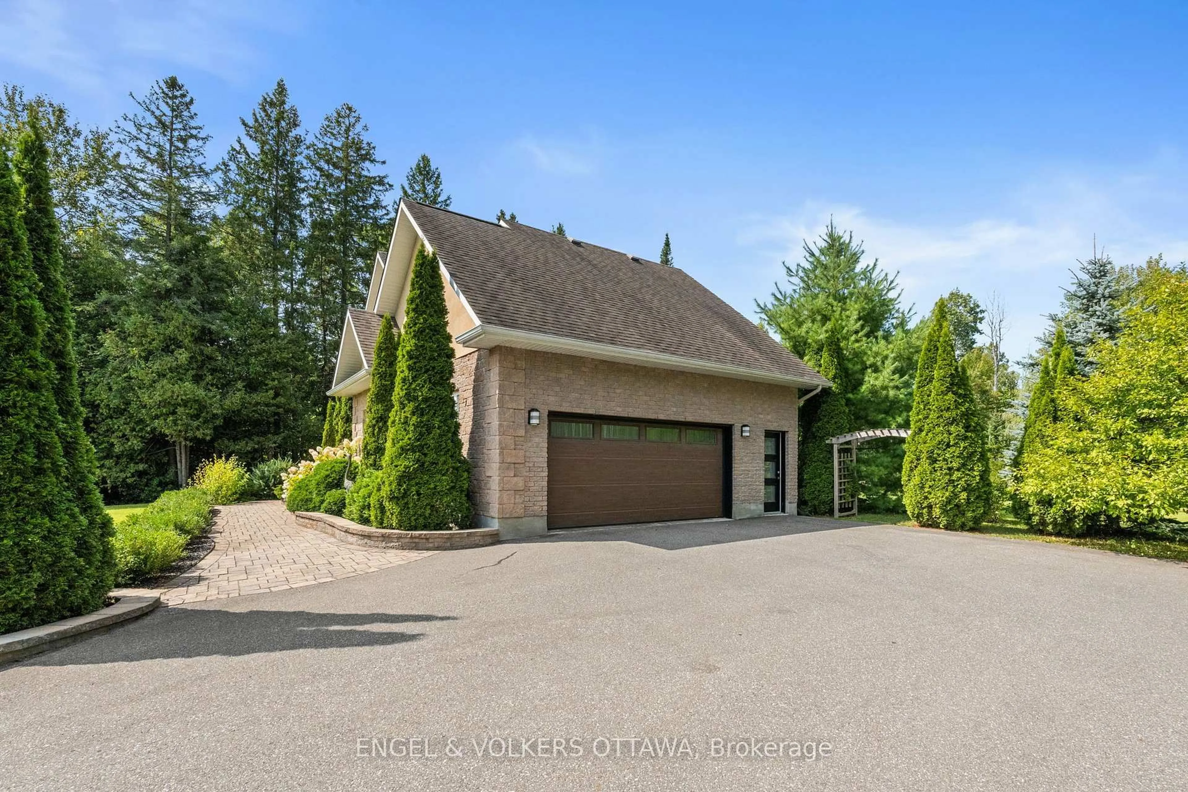 Indoor garage for 6163 Elkwood Dr, Ottawa Ontario K4P 1N1