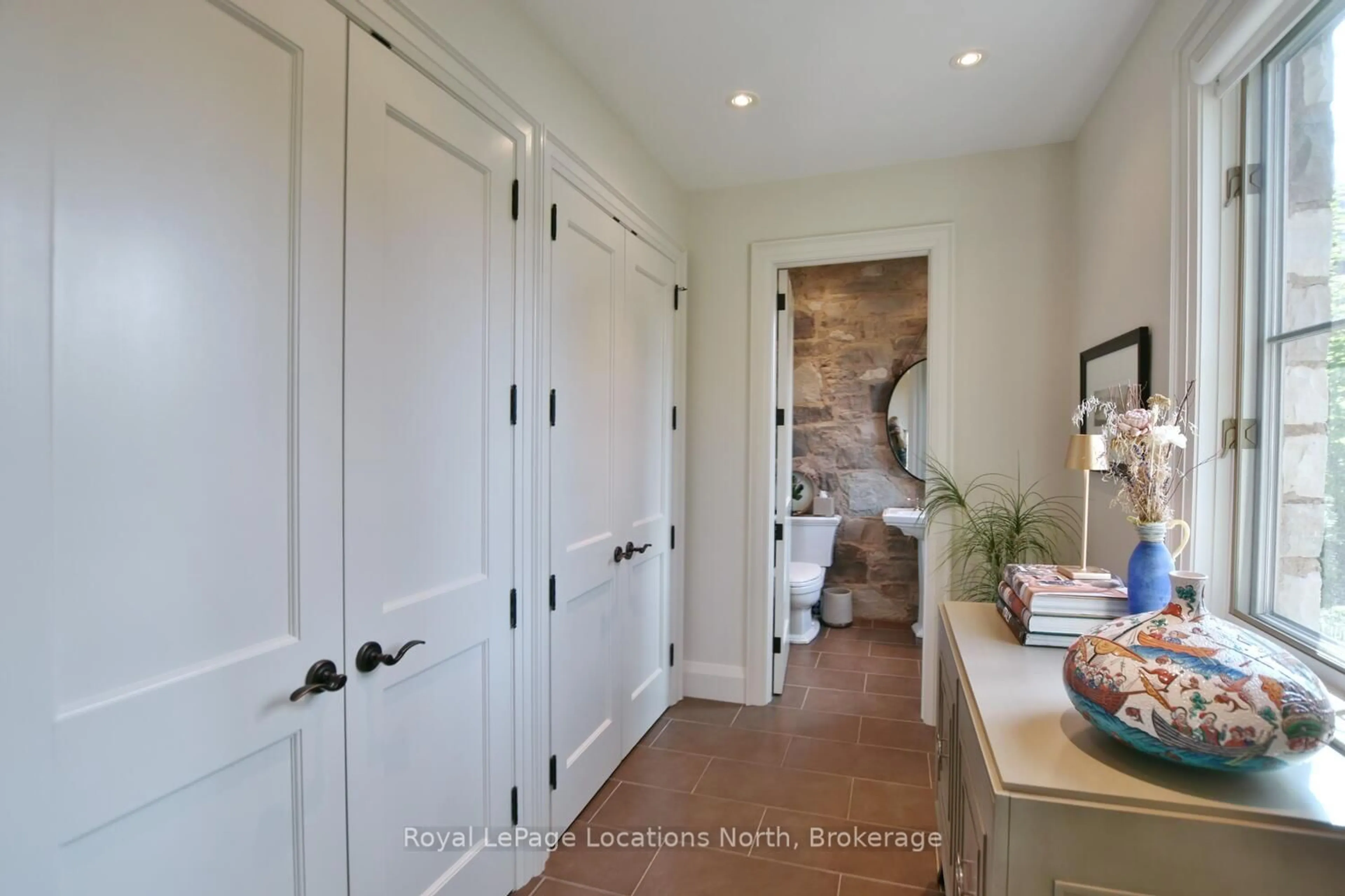 Indoor entryway for 107 STUART Crt, Blue Mountains Ontario N0H 2P0