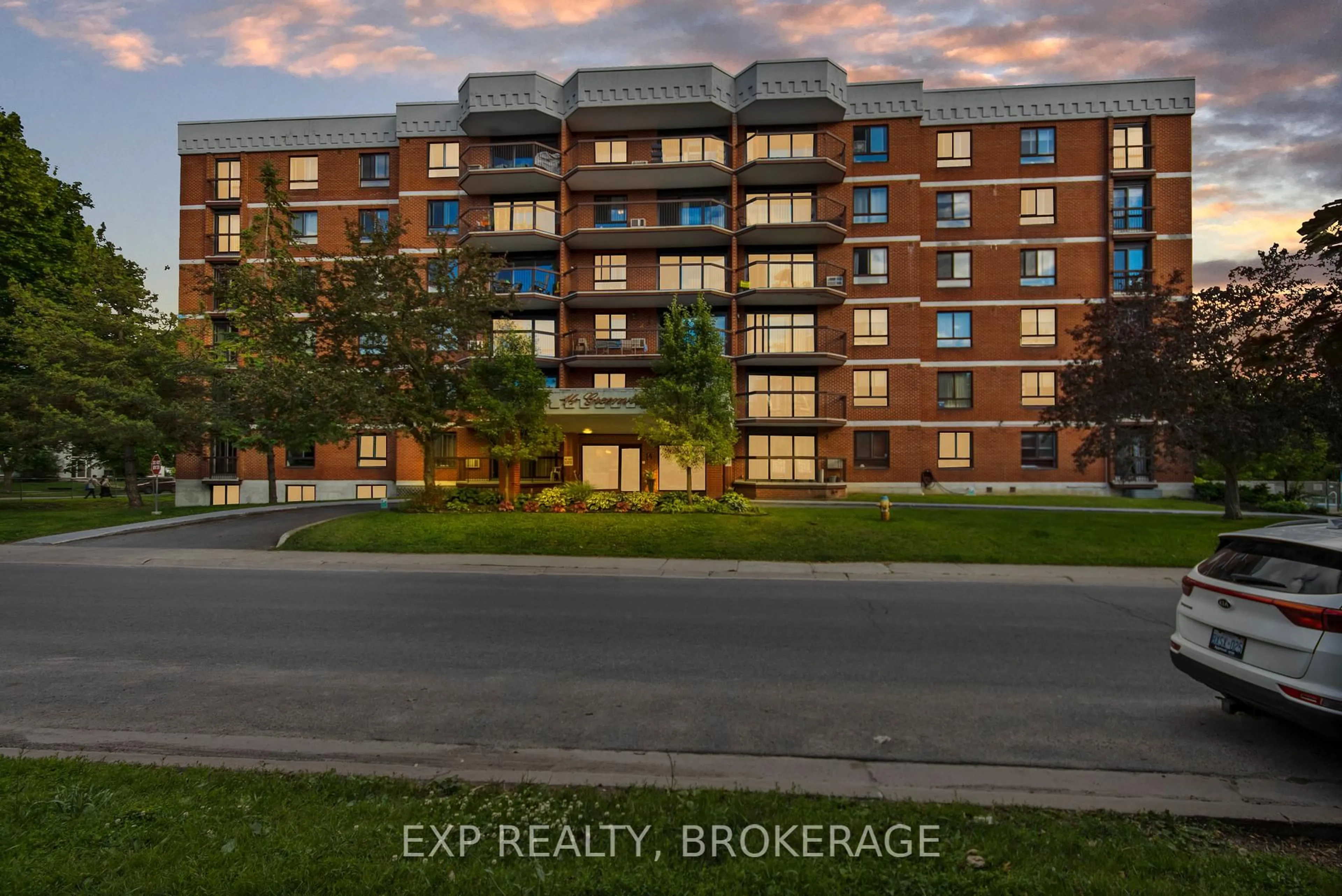 A pic from outside/outdoor area/front of a property/back of a property/a pic from drone, building for 14 GREENVIEW Dr #607, Kingston Ontario K7M 7T5