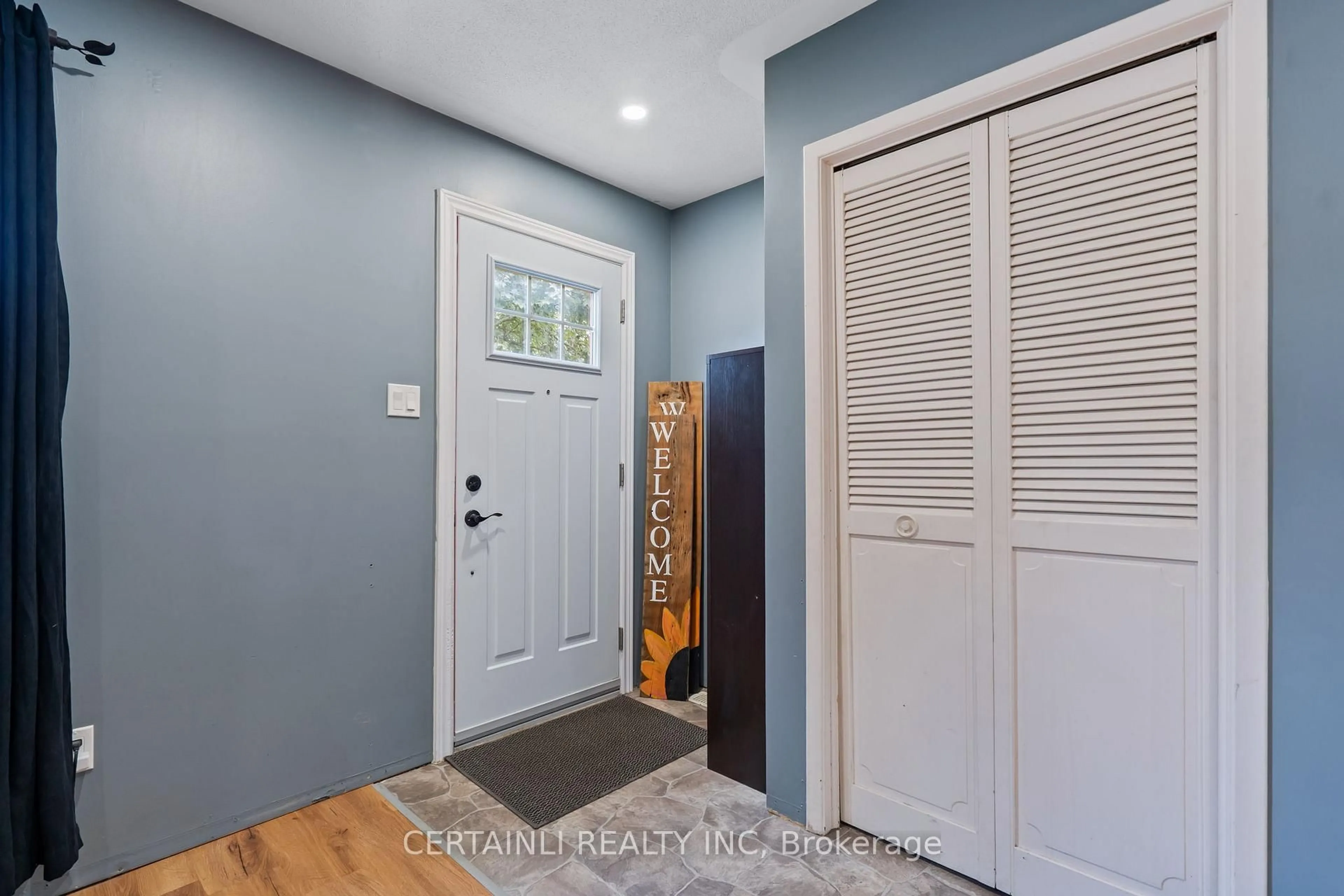 Indoor entryway for 35 Rosamond Cres, London South Ontario N6E 2M6