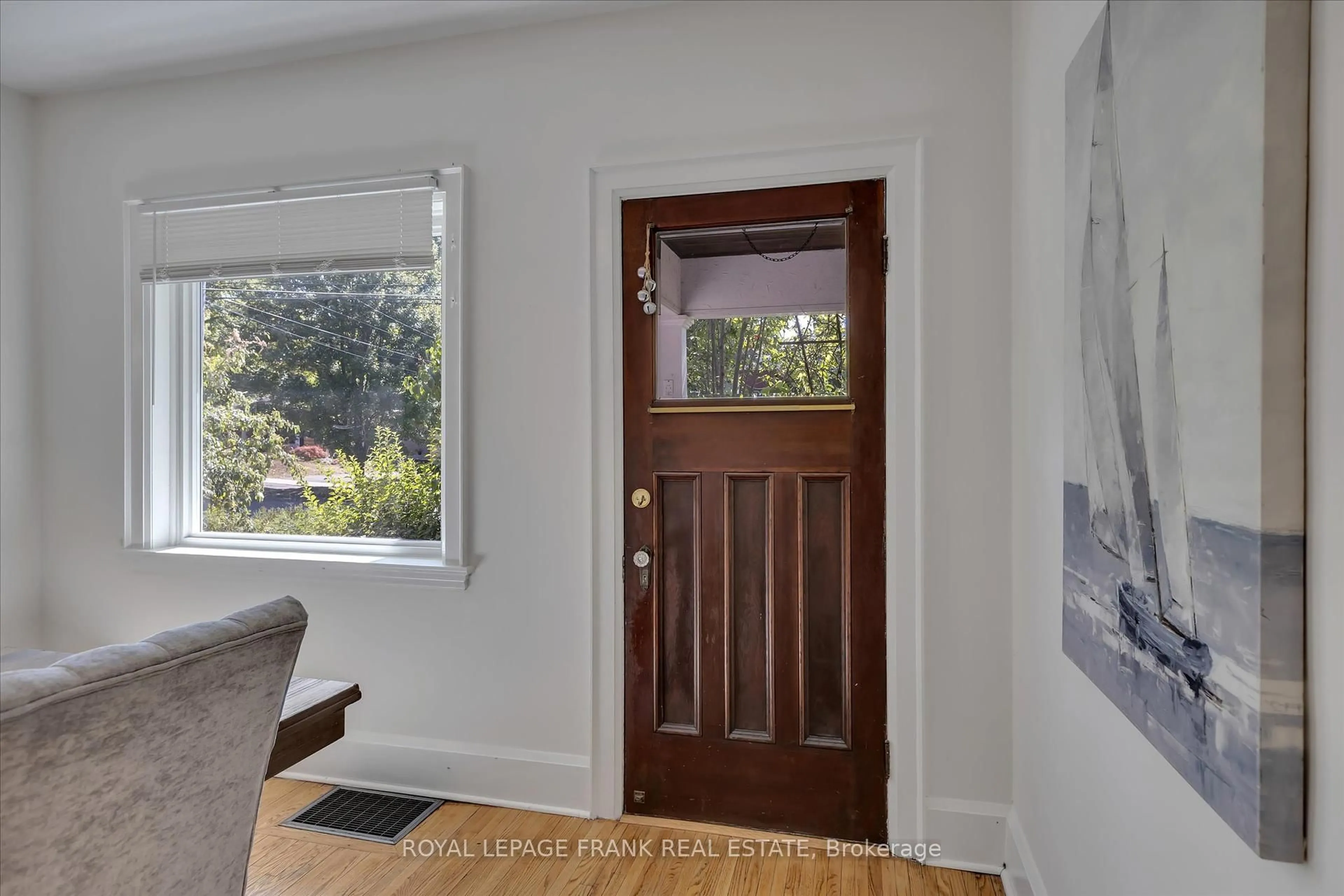 Indoor entryway for 720 Bethune St, Peterborough North Ontario K9H 4A4