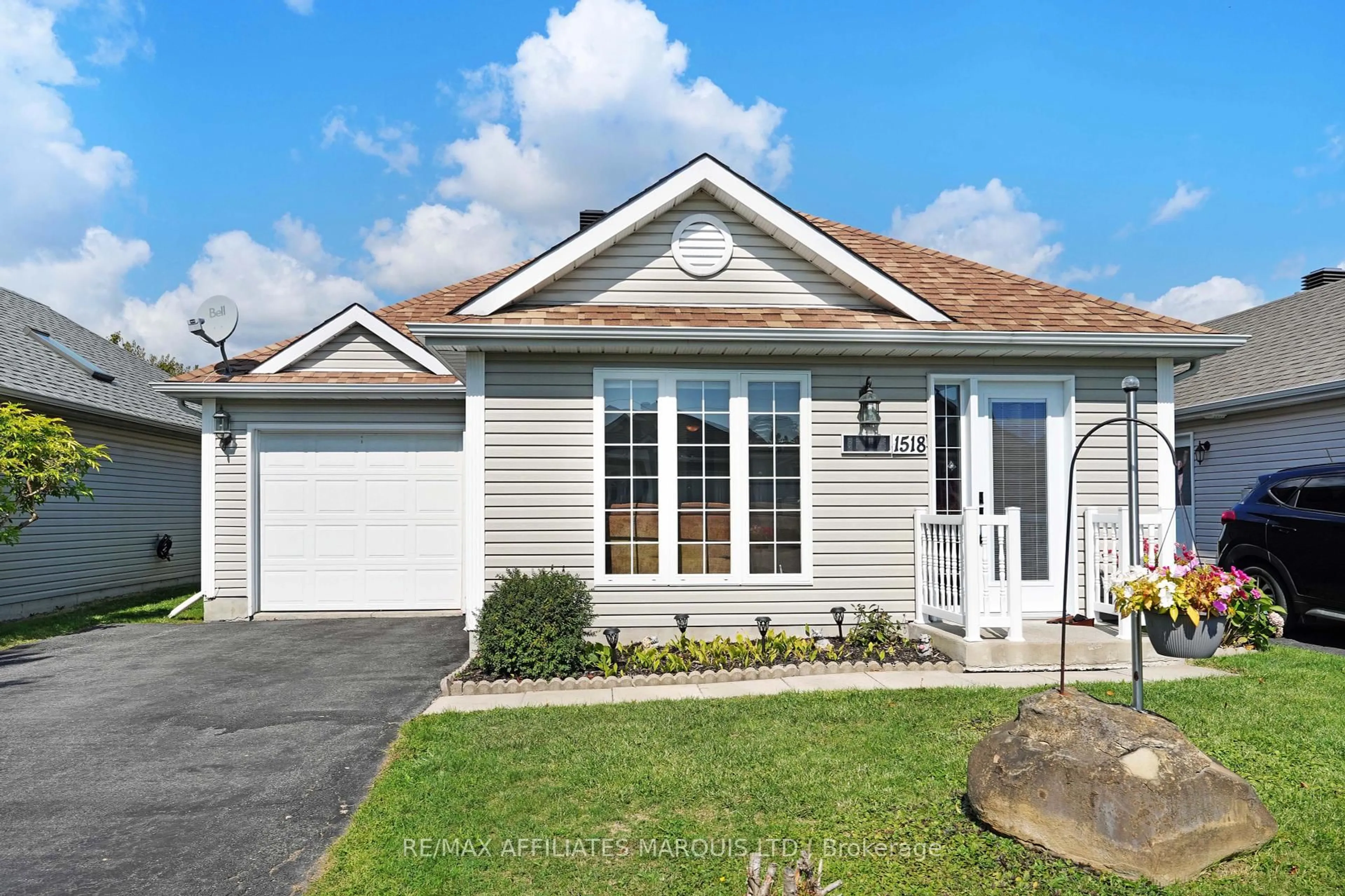 Home with vinyl exterior material, street for 1518 Frank Crt, Cornwall Ontario K6H 7N7