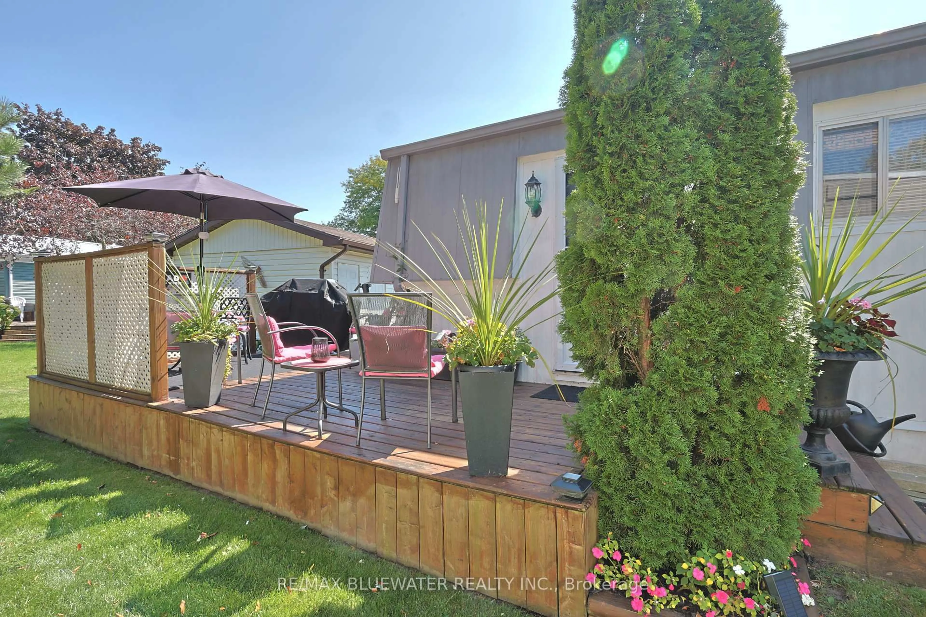 Patio, street for 208 Biltmore Dr, South Huron Ontario N0M 1T0