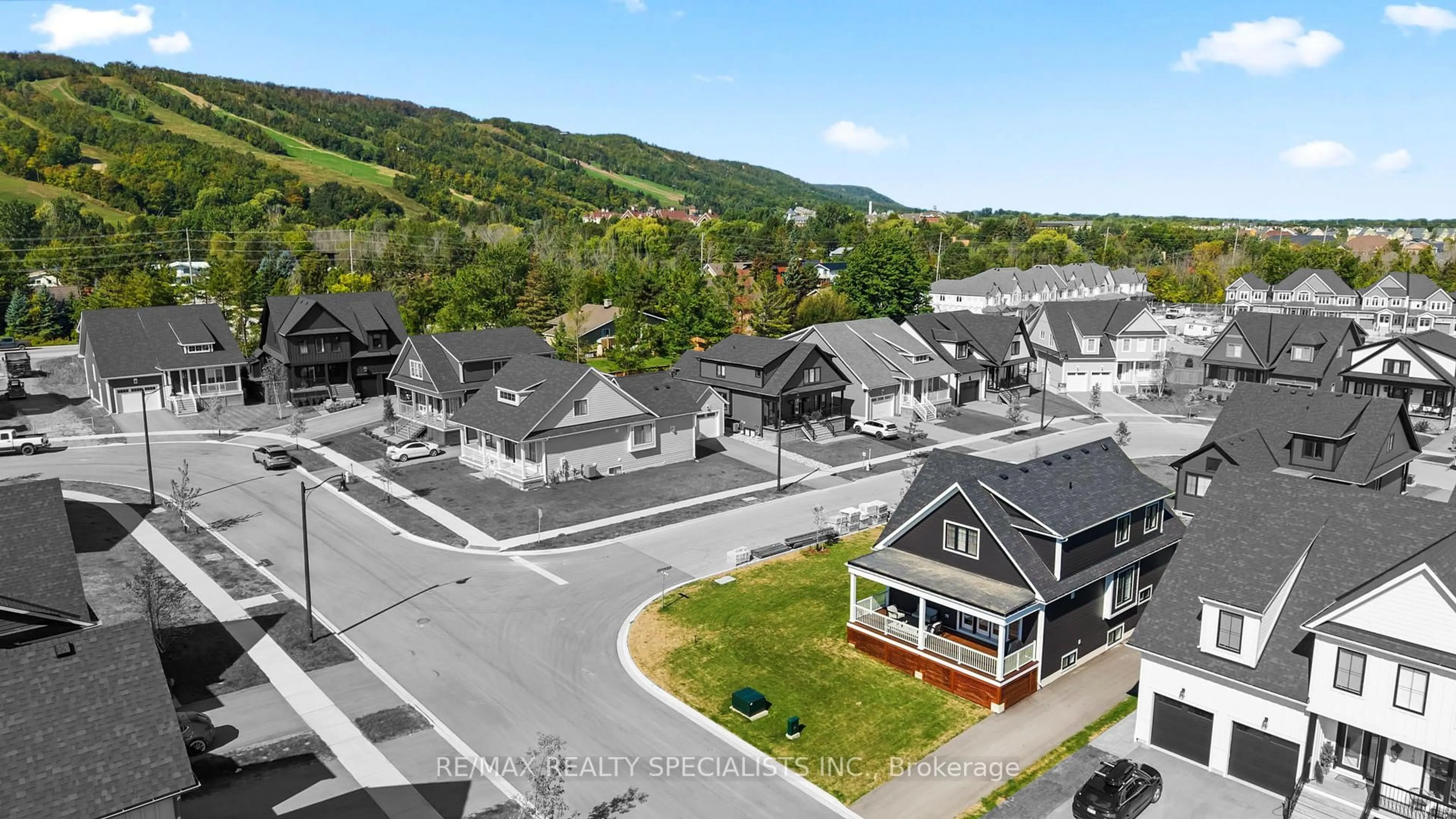 A pic from outside/outdoor area/front of a property/back of a property/a pic from drone, mountain view for 150 Courtland St, Blue Mountains Ontario L9Y 5L7