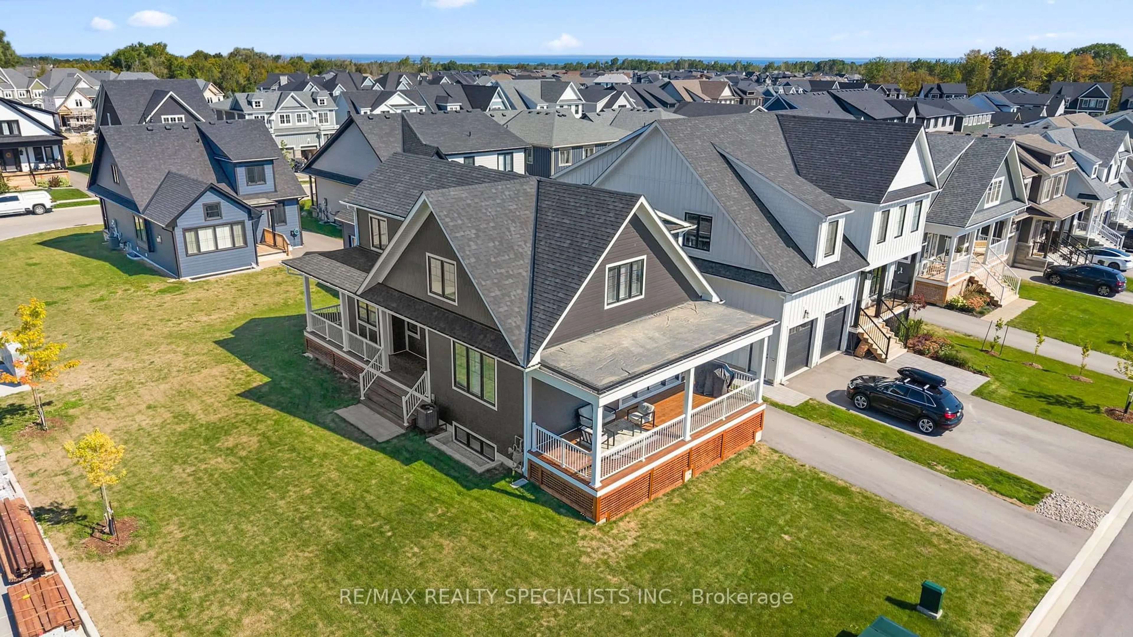 A pic from outside/outdoor area/front of a property/back of a property/a pic from drone, unknown for 150 Courtland St, Blue Mountains Ontario L9Y 5L7