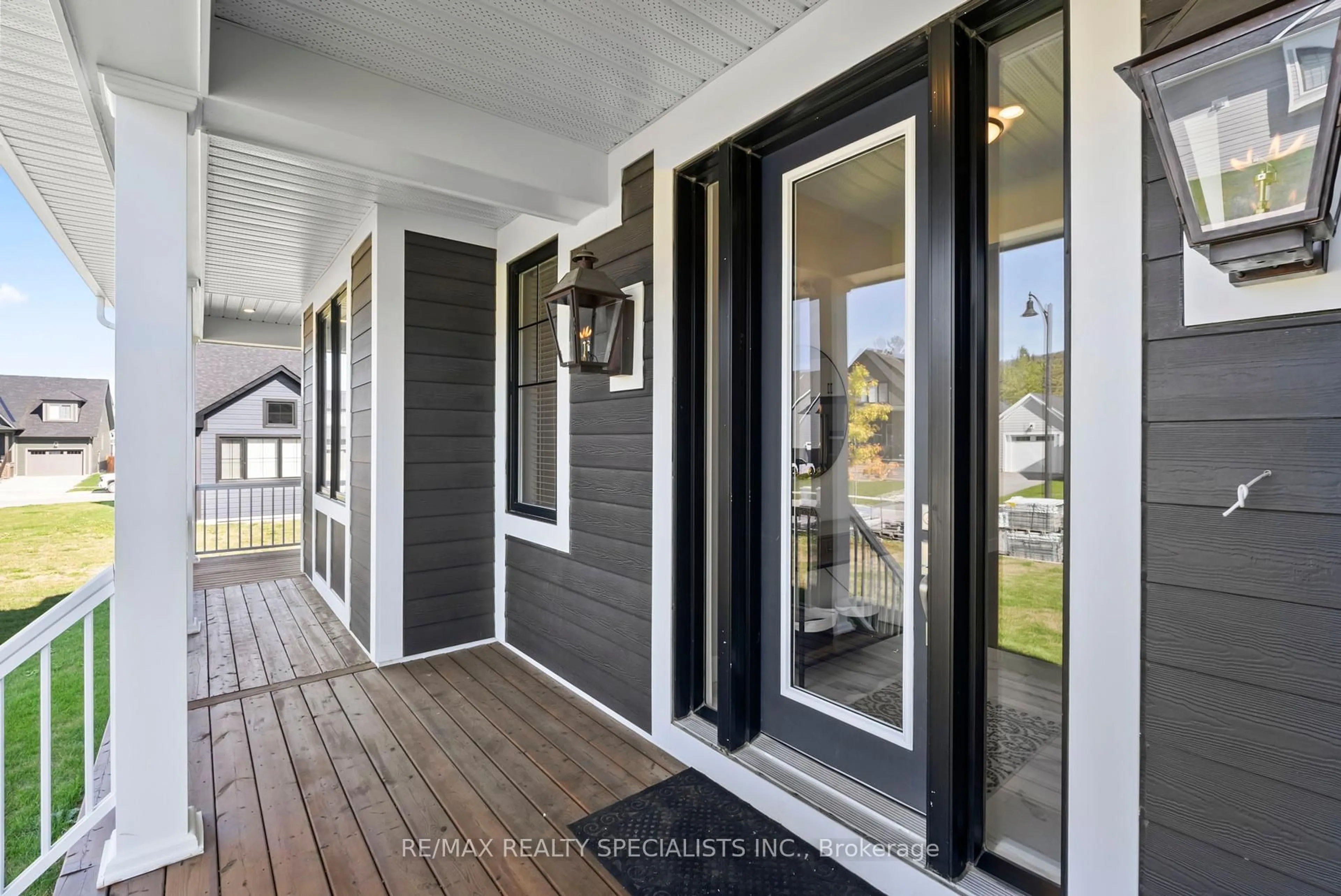 Indoor entryway for 150 Courtland St, Blue Mountains Ontario L9Y 5L7