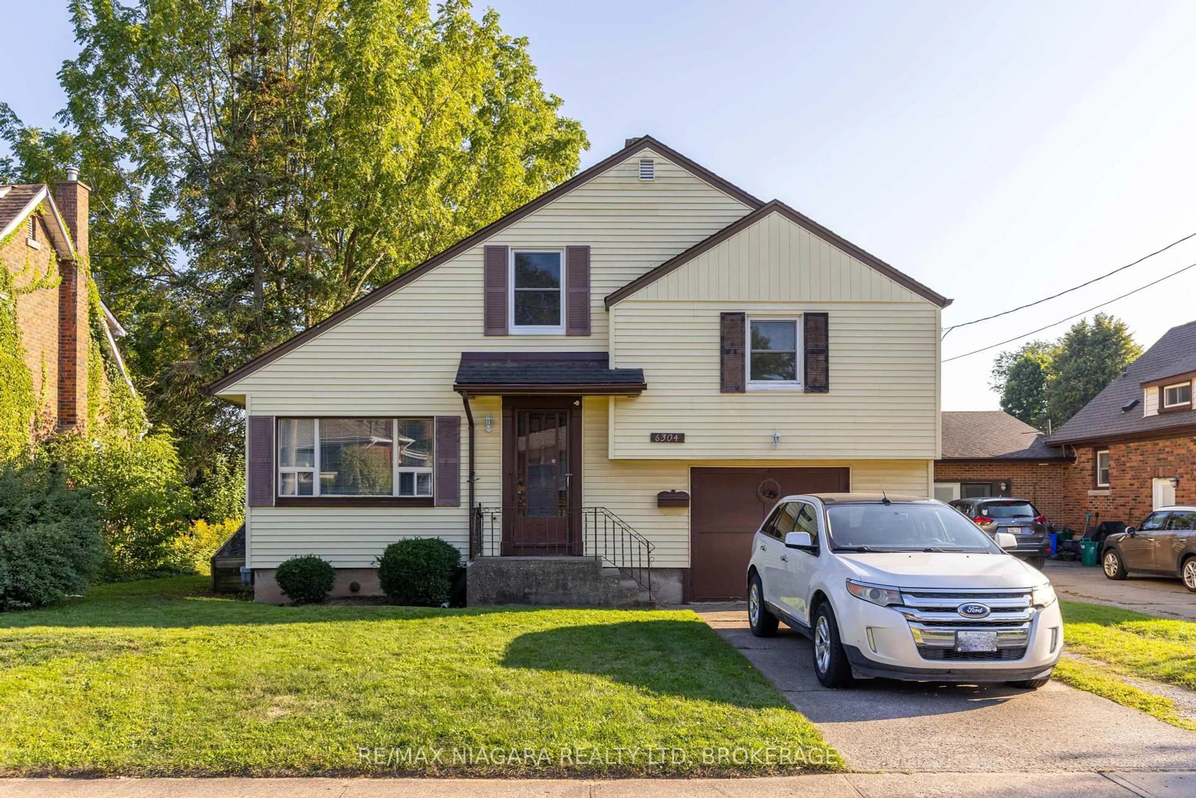 Home with vinyl exterior material, street for 6304 Maranda St, Niagara Falls Ontario L2G 1Z7