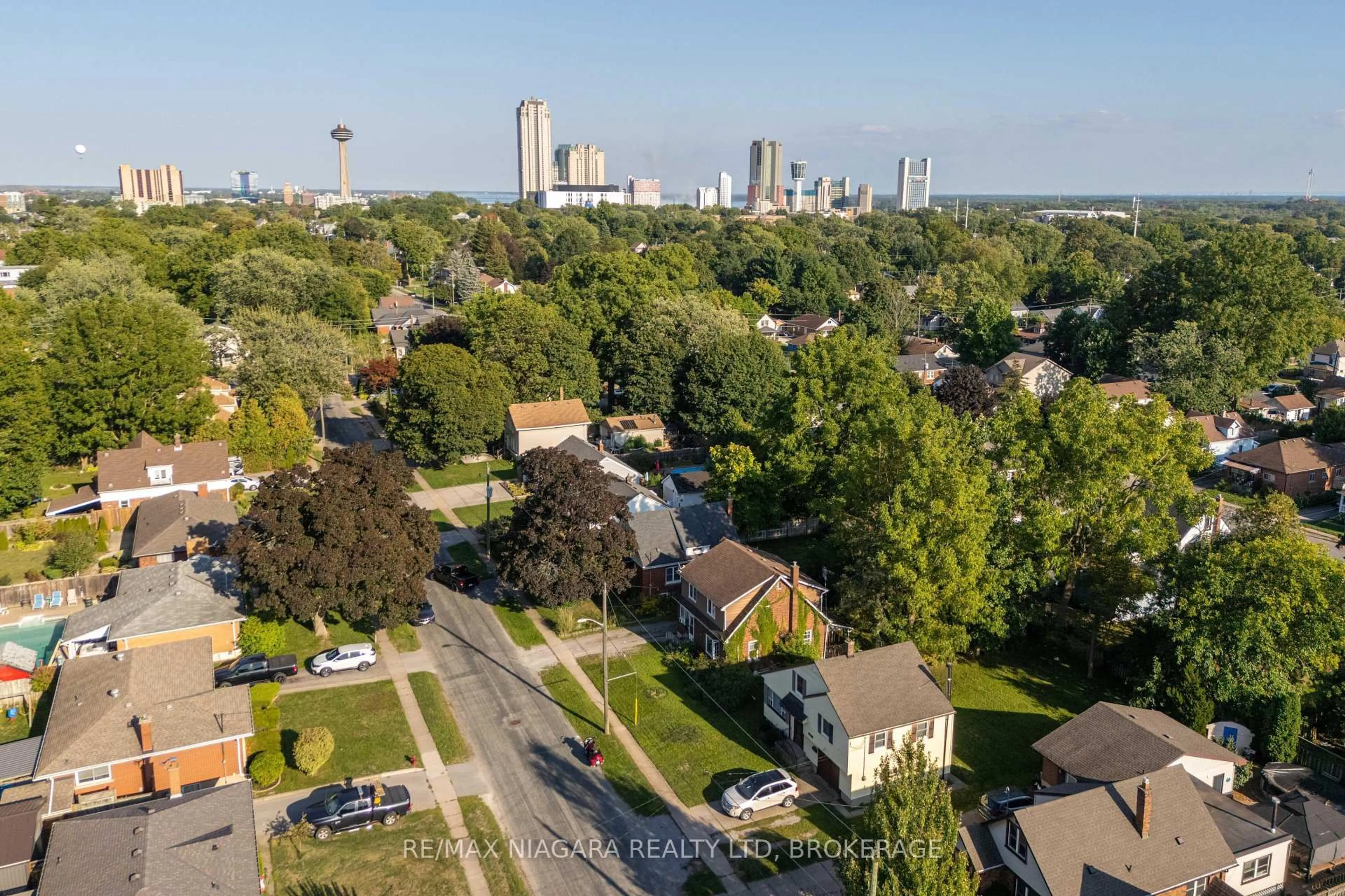 A pic from outside/outdoor area/front of a property/back of a property/a pic from drone, city buildings view from balcony for 6304 Maranda St, Niagara Falls Ontario L2G 1Z7