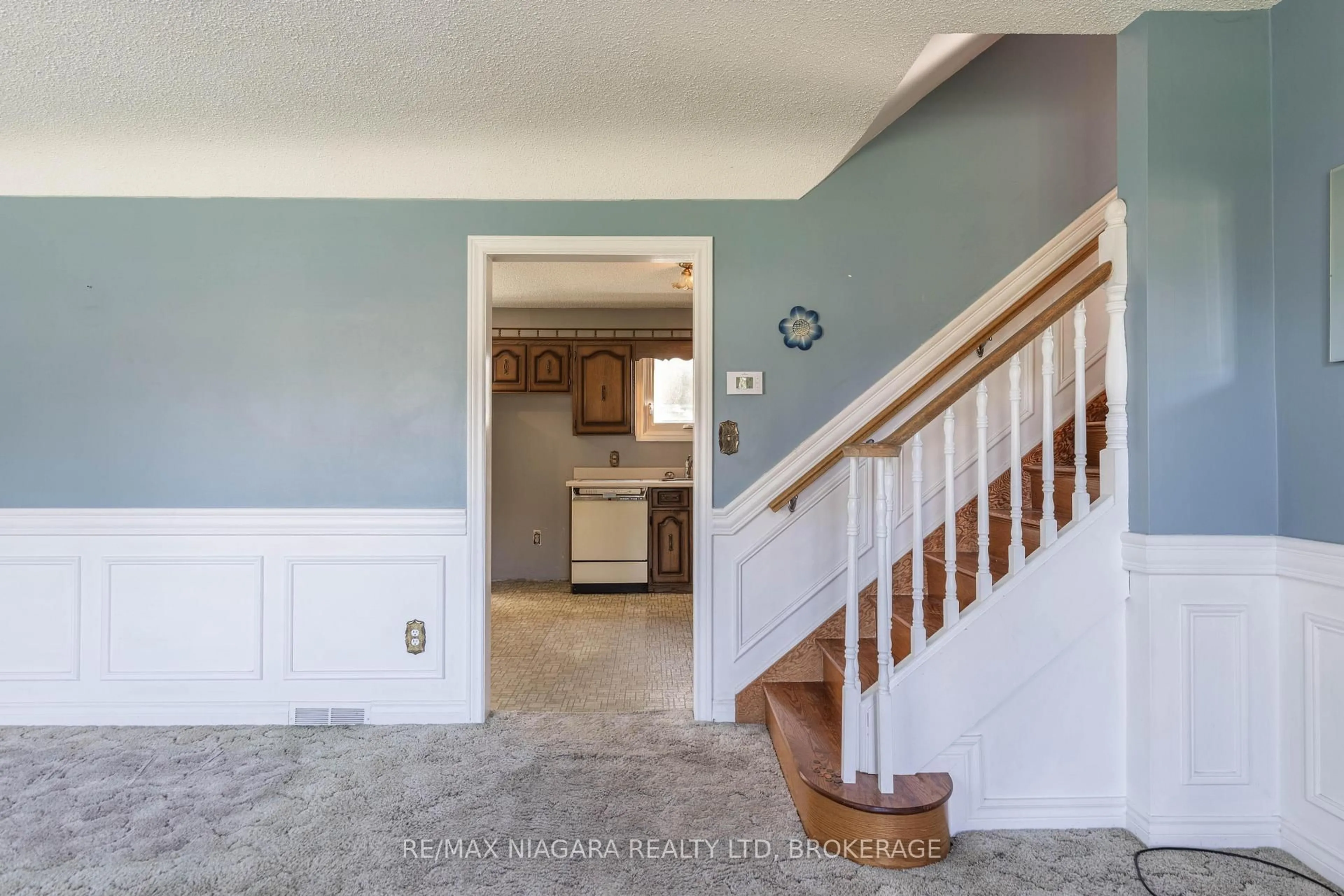 Indoor entryway for 6304 Maranda St, Niagara Falls Ontario L2G 1Z7