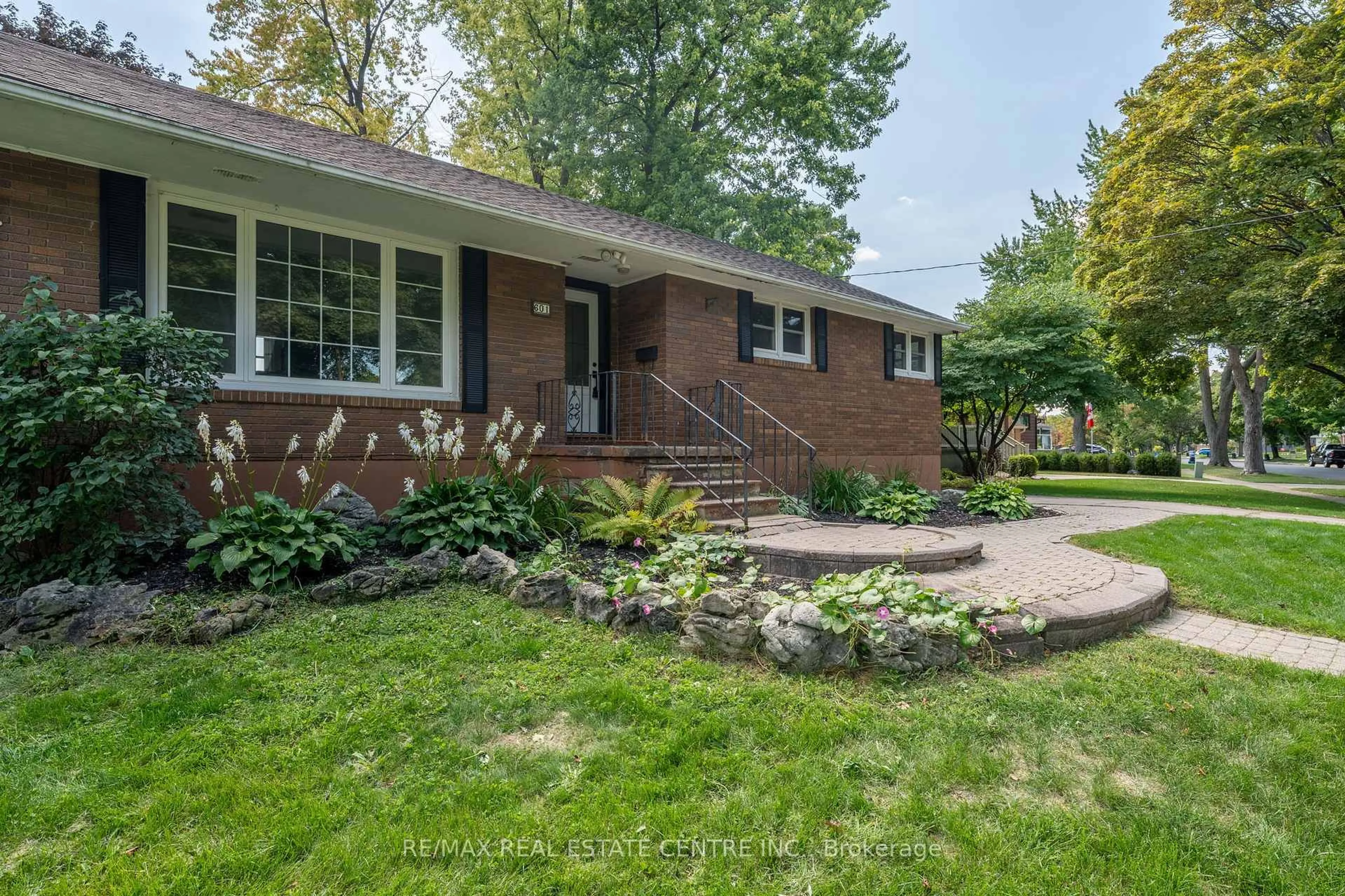 Home with brick exterior material, street for 601 Hollywood Pl, Sarnia Ontario N7V 2J1