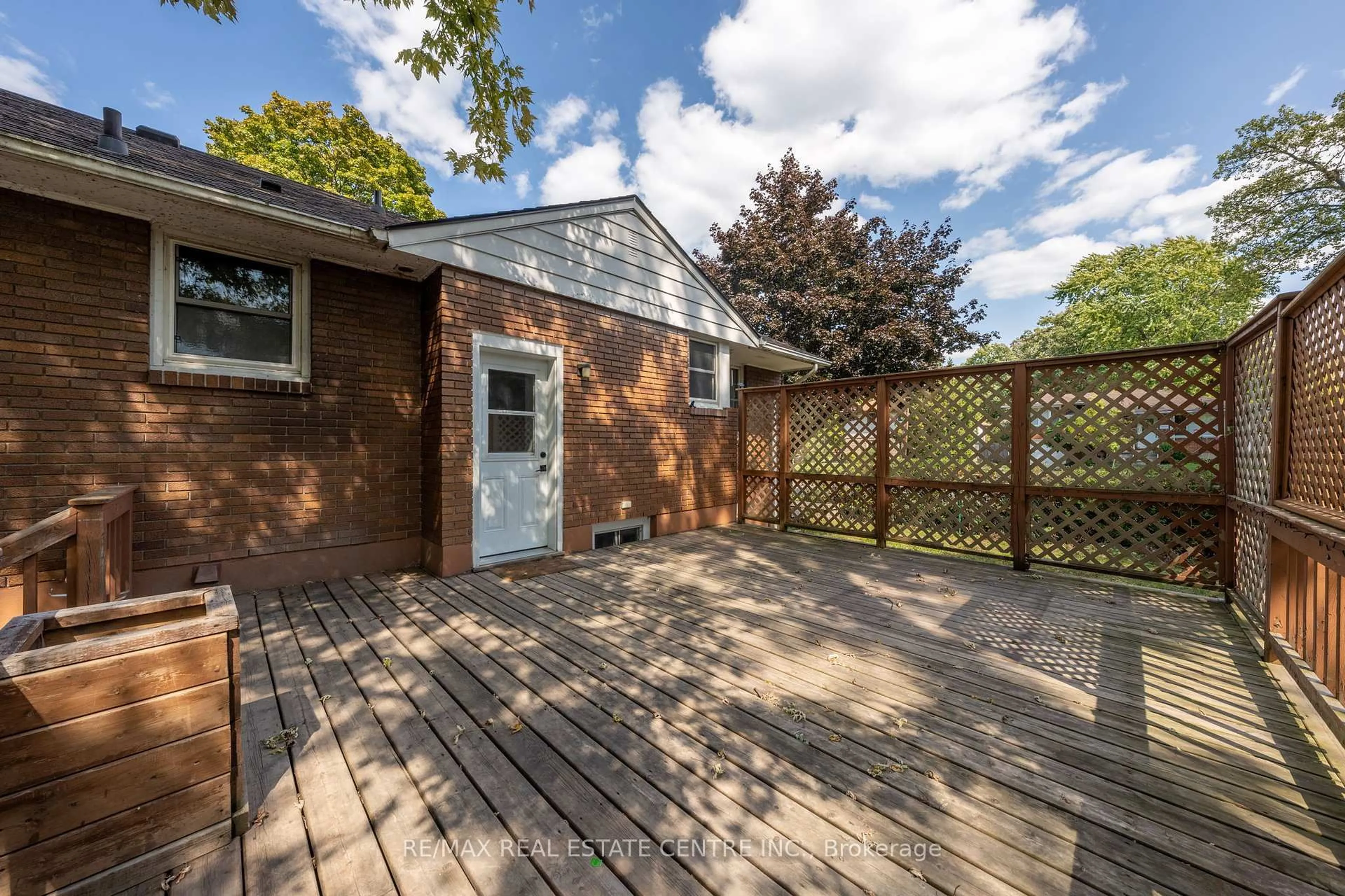 Patio, street for 601 Hollywood Pl, Sarnia Ontario N7V 2J1