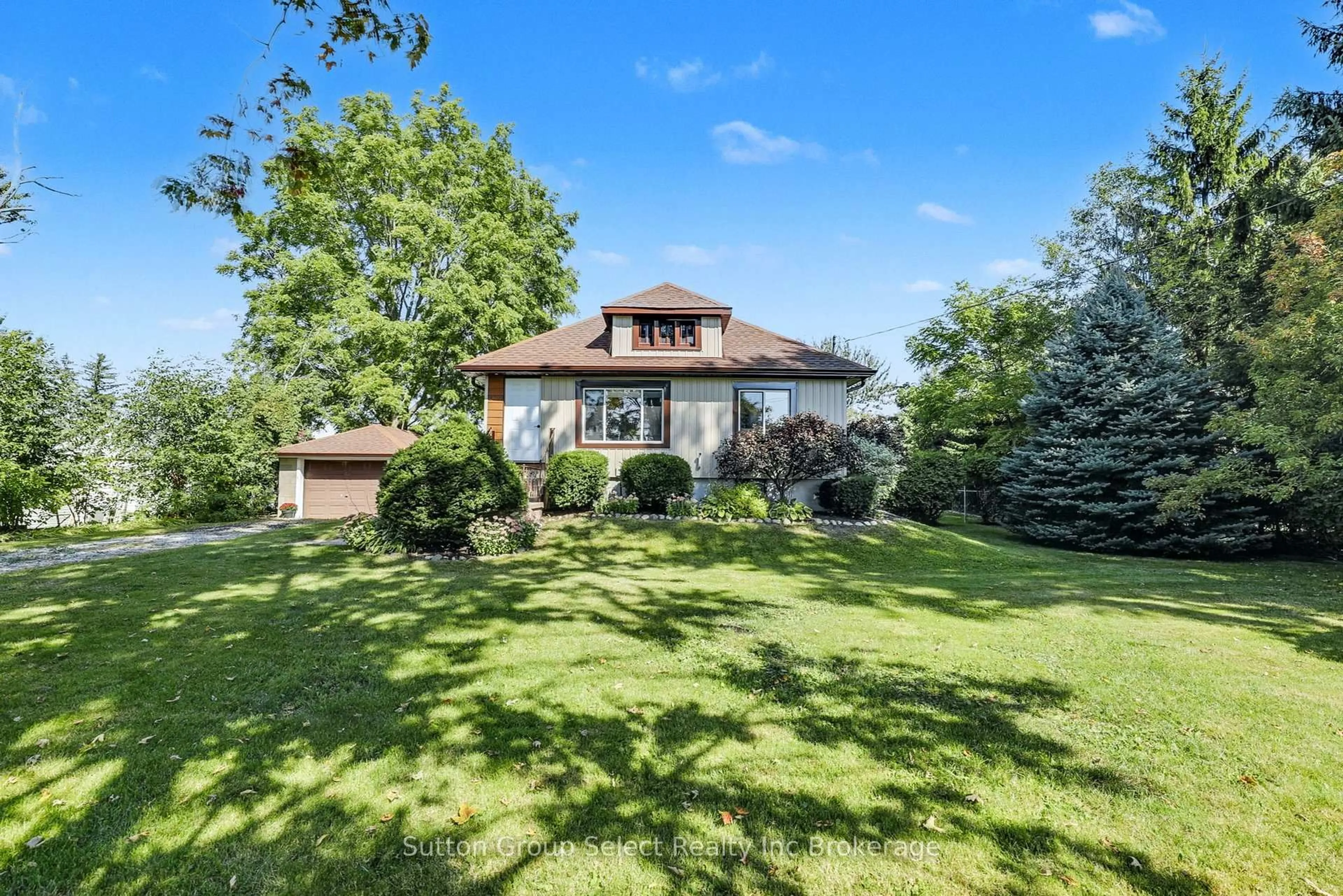 A pic from outside/outdoor area/front of a property/back of a property/a pic from drone, unknown for 3072 Glanworth Dr, London South Ontario N6N 1N6