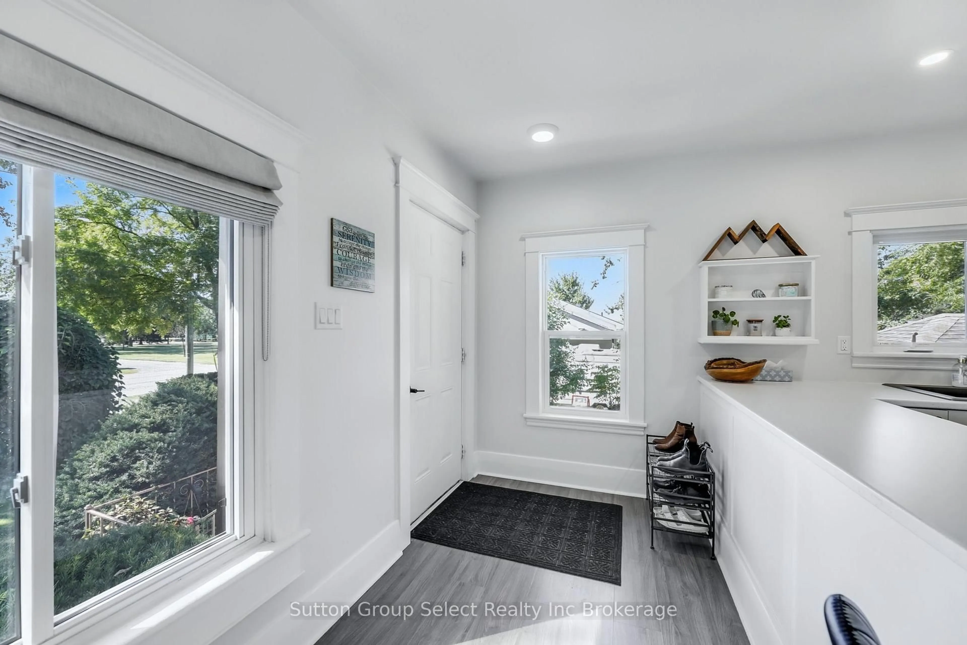 Indoor entryway for 3072 Glanworth Dr, London South Ontario N6N 1N6