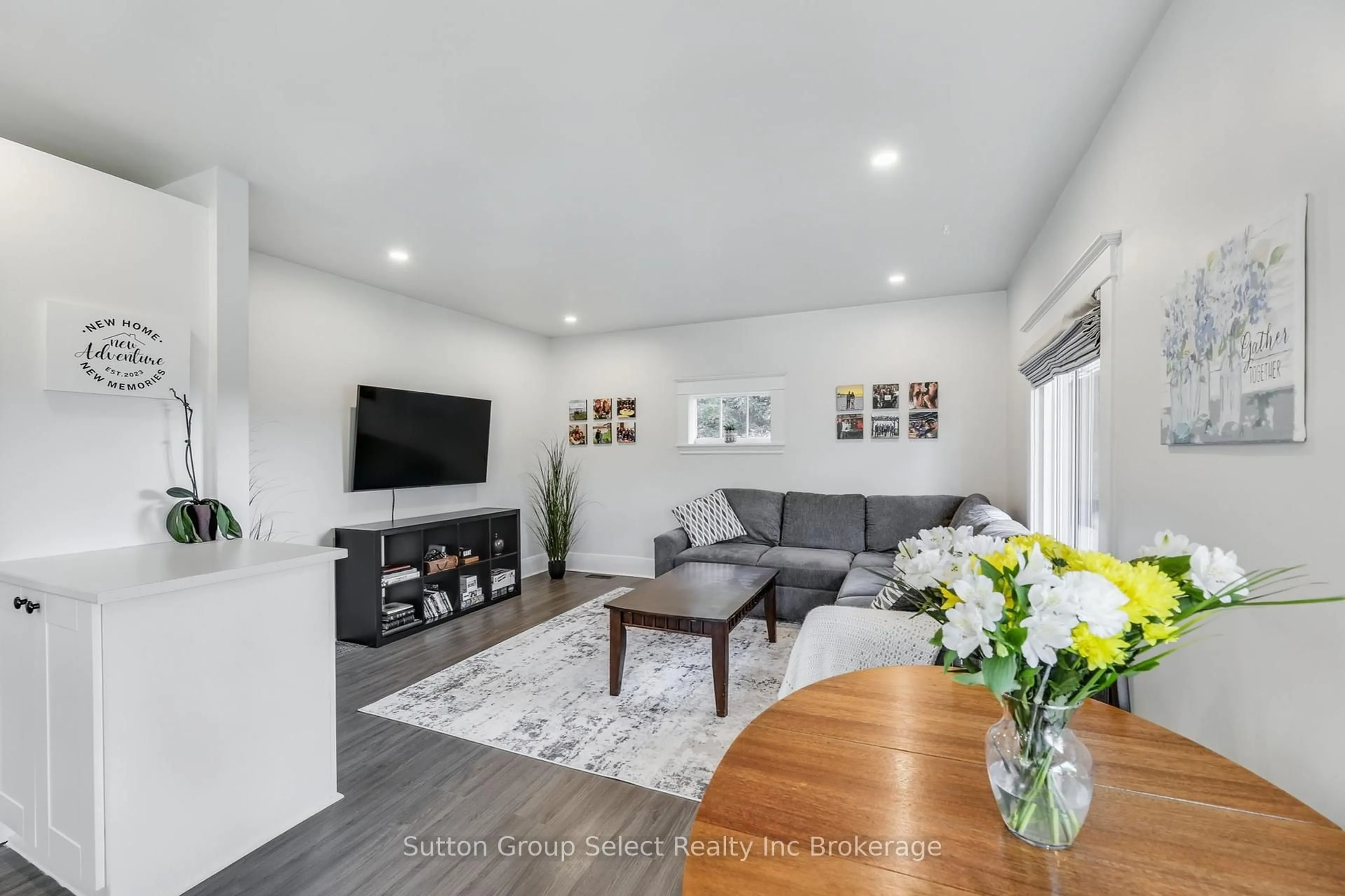 Living room with furniture, unknown for 3072 Glanworth Dr, London South Ontario N6N 1N6