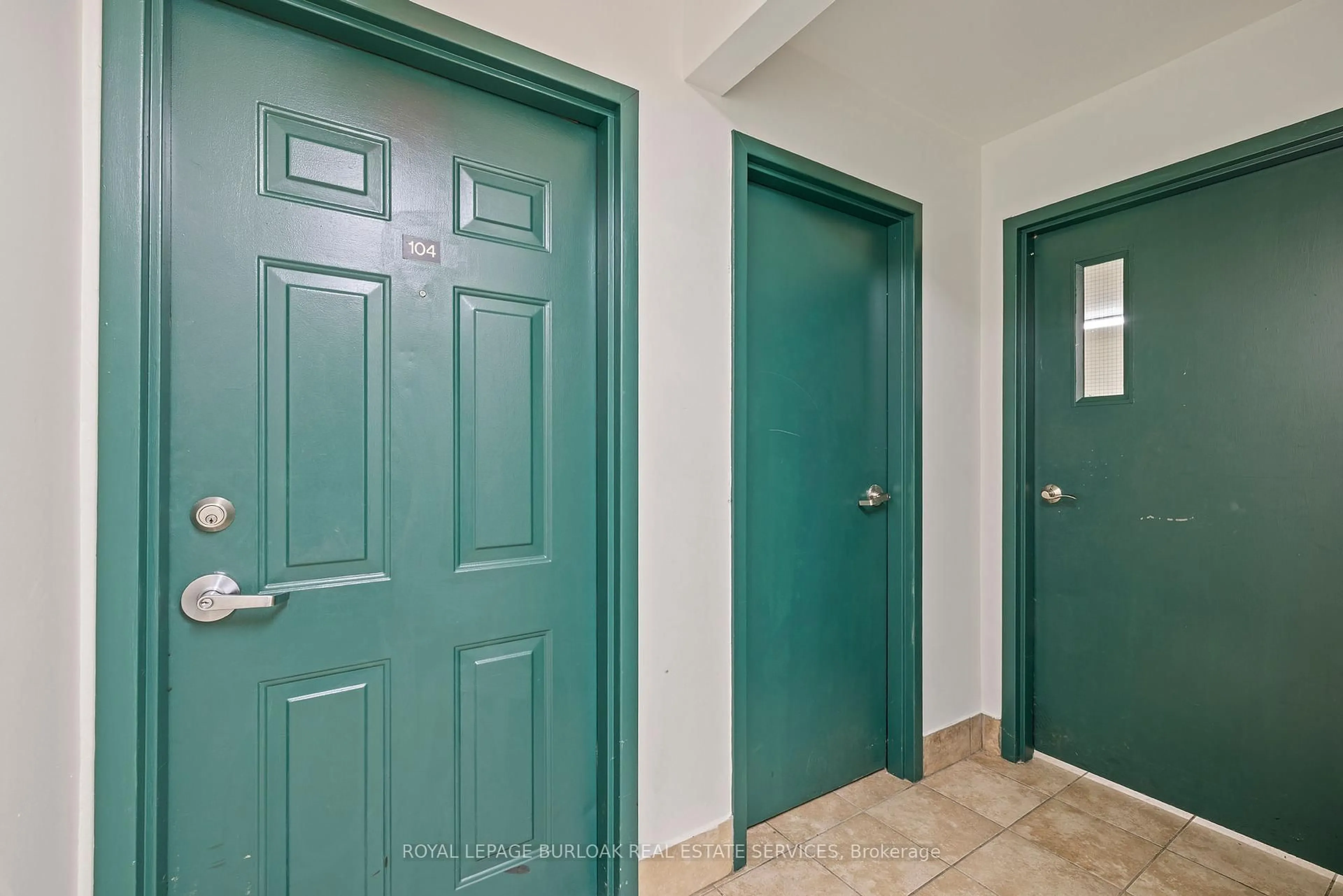 Indoor entryway for 28 Victoria Ave #104, Hamilton Ontario L8L 5E1