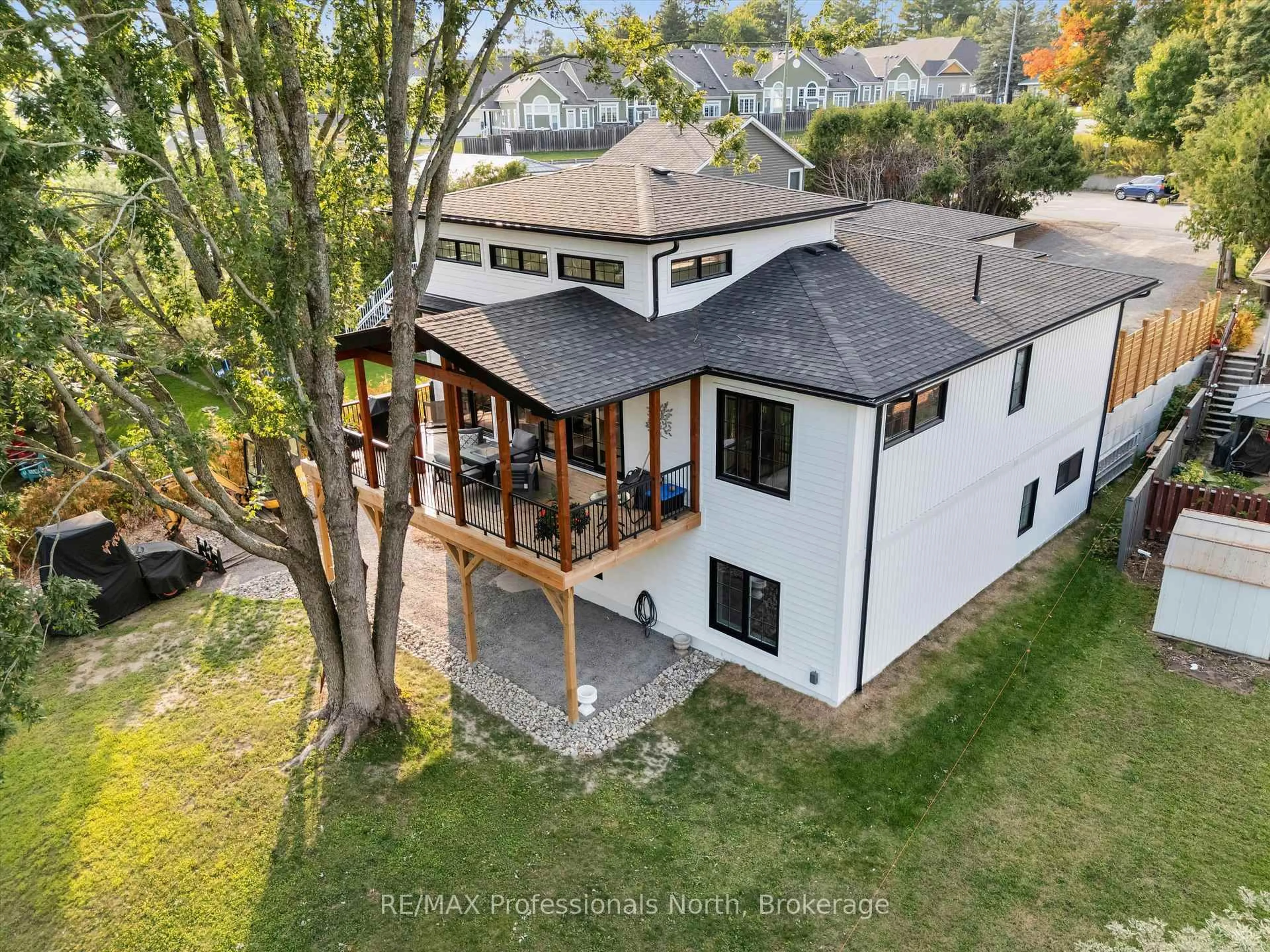 A pic from outside/outdoor area/front of a property/back of a property/a pic from drone, water/lake/river/ocean view for 211 Holditch St, Bracebridge Ontario P1L 1E9
