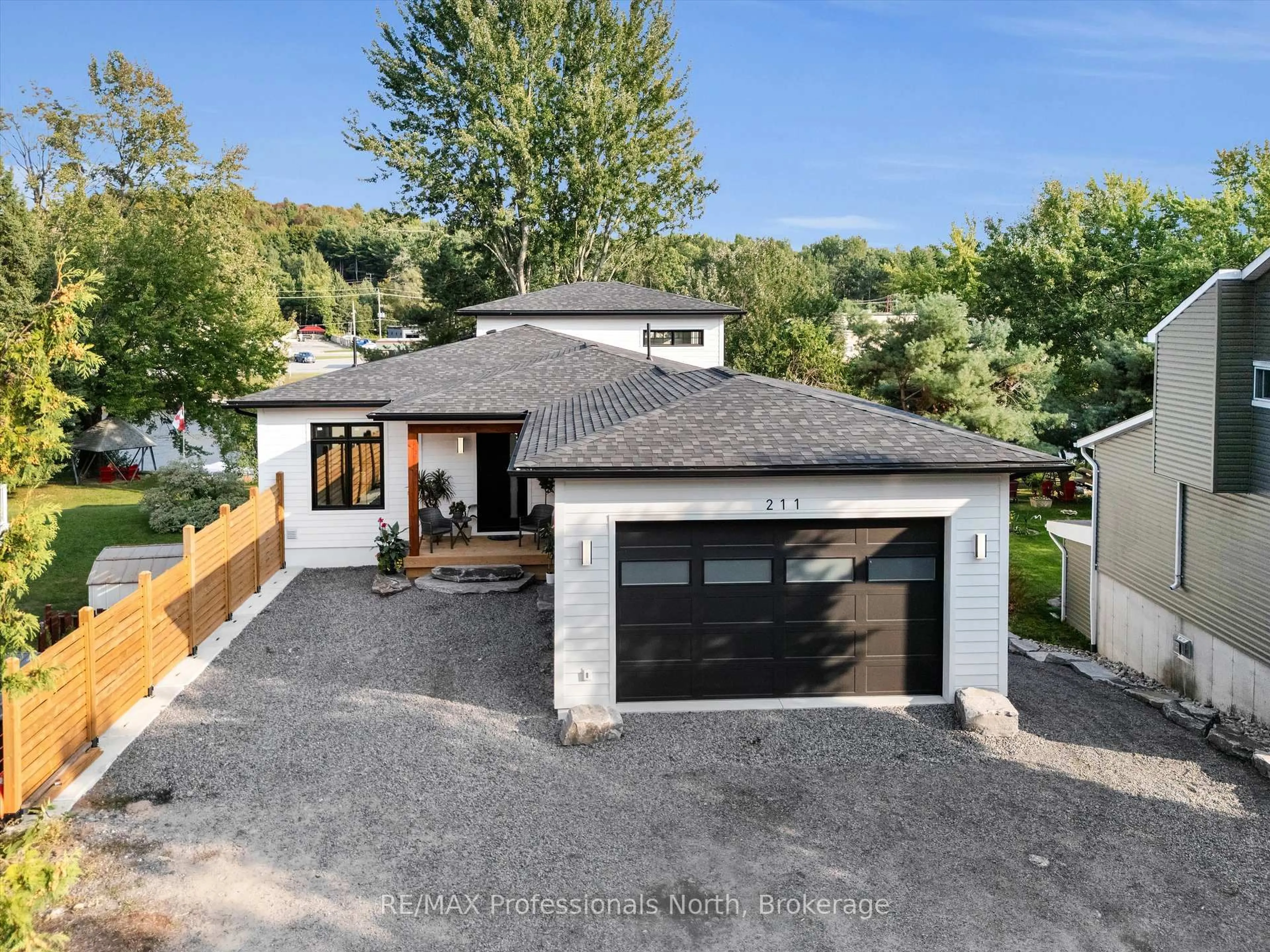 A pic from outside/outdoor area/front of a property/back of a property/a pic from drone, street for 211 Holditch St, Bracebridge Ontario P1L 1E9