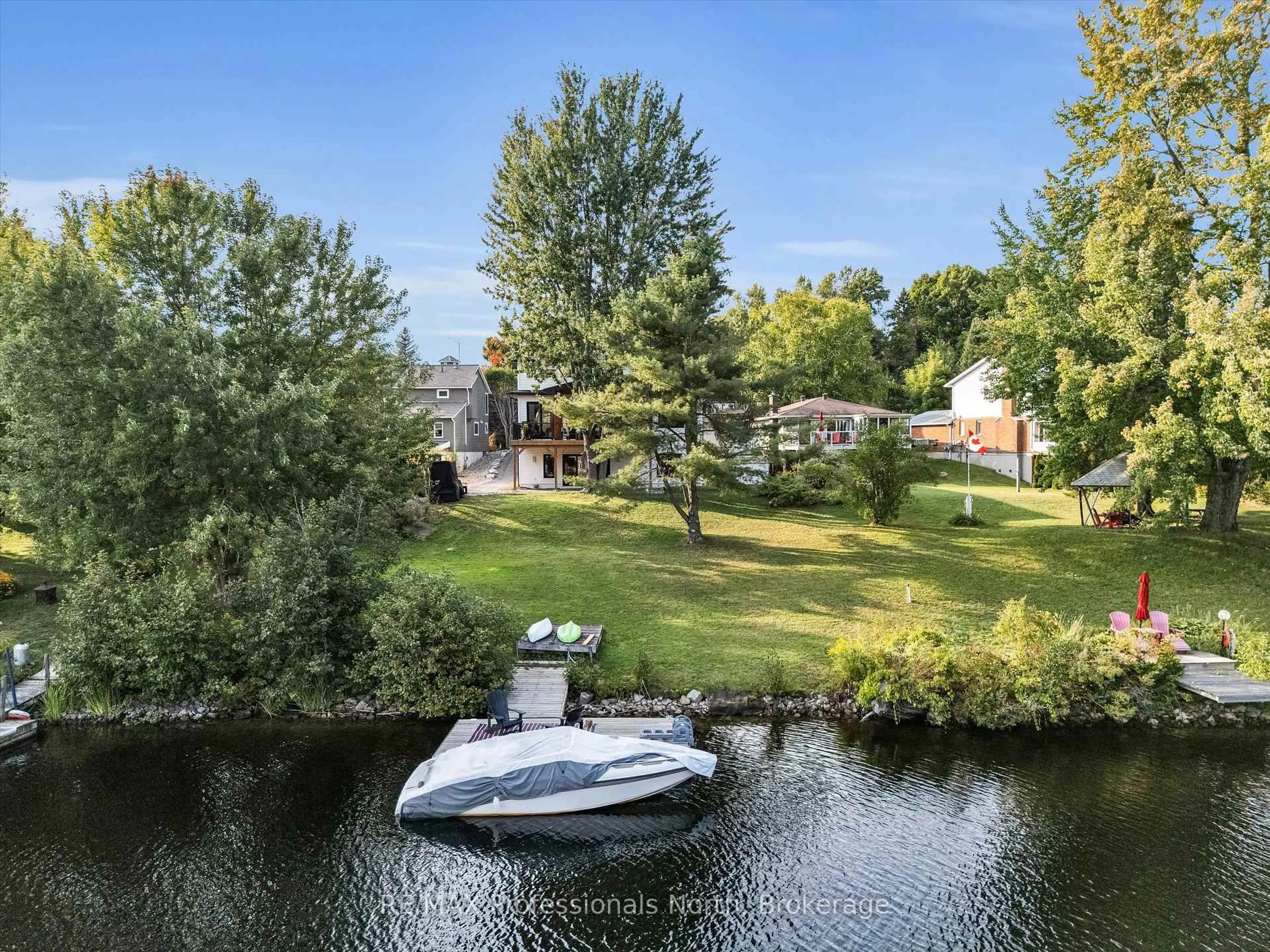 A pic from outside/outdoor area/front of a property/back of a property/a pic from drone, water/lake/river/ocean view for 211 Holditch St, Bracebridge Ontario P1L 1E9