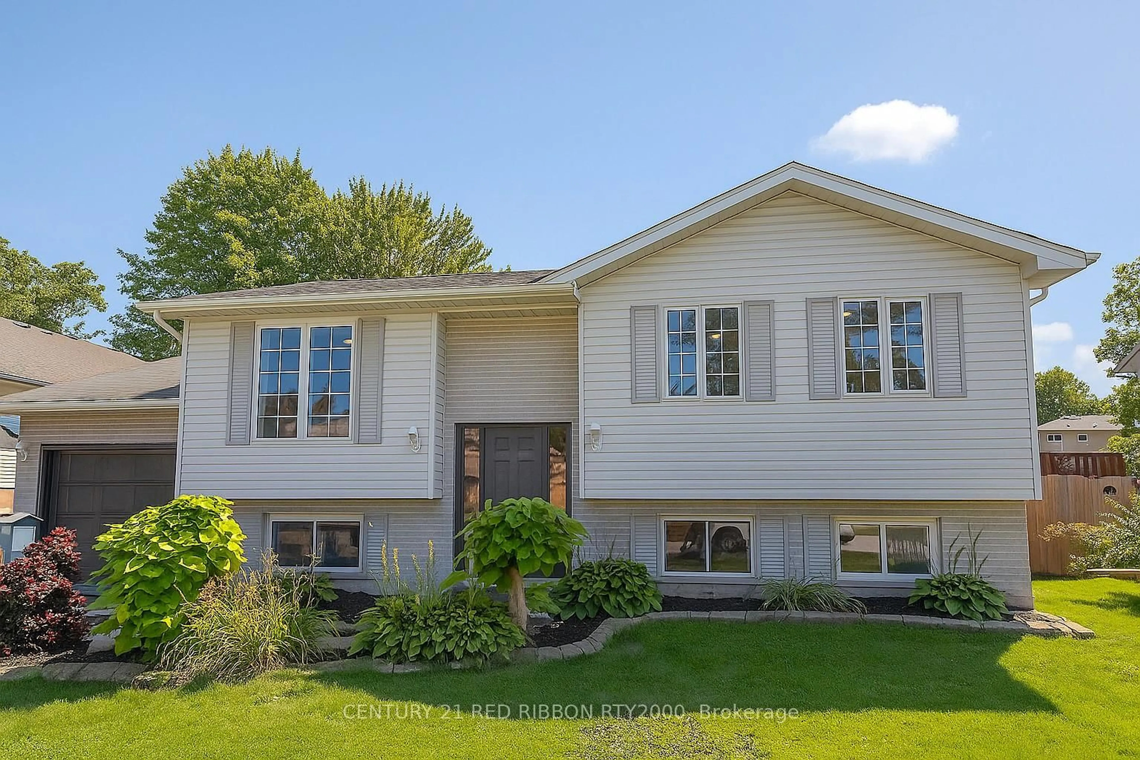 Home with vinyl exterior material, street for 152 Beech St, Strathroy-Caradoc Ontario N7G 1K8