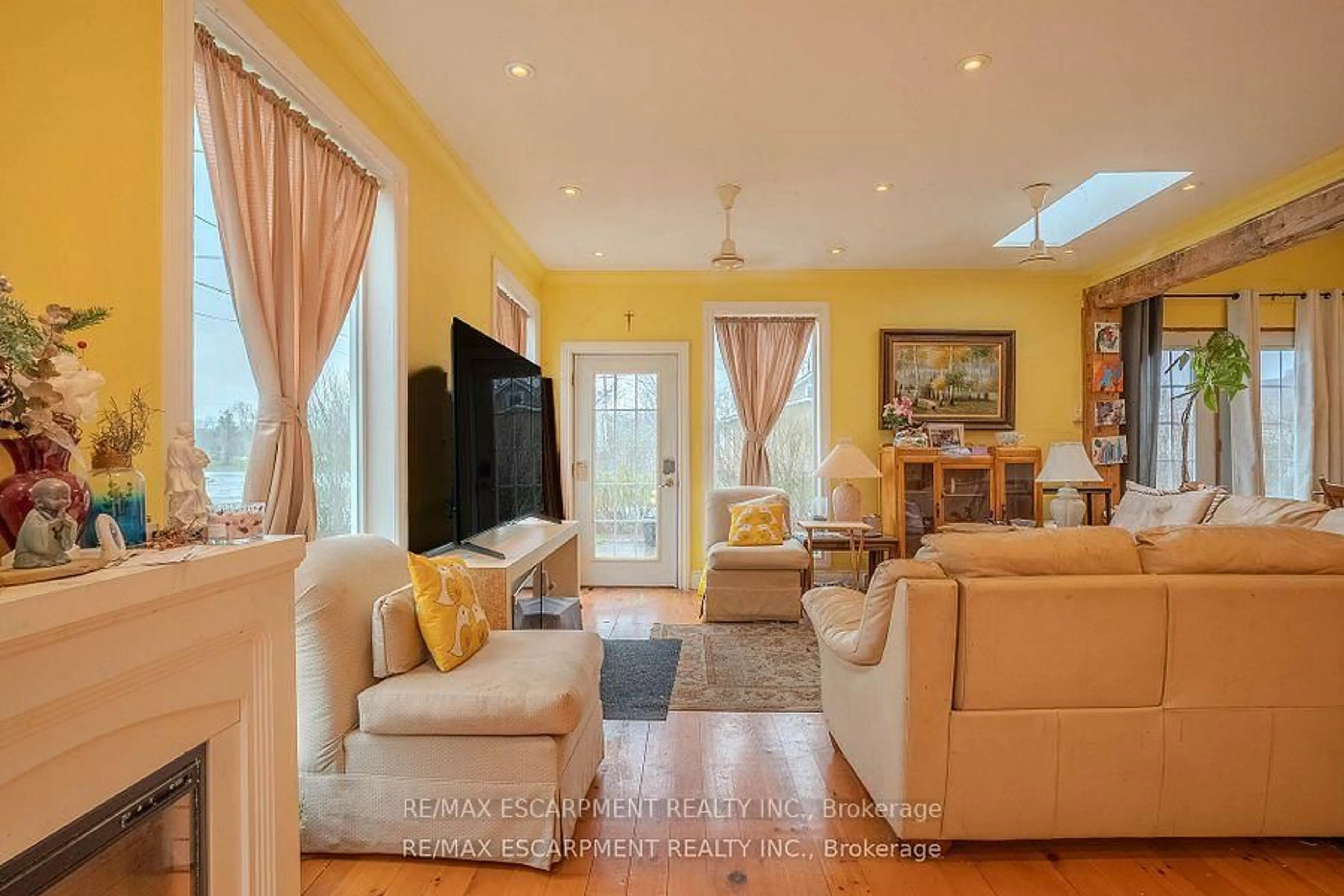 Living room with furniture, unknown for 1093 Sunset Dr, Fort Erie Ontario L2A 5M4