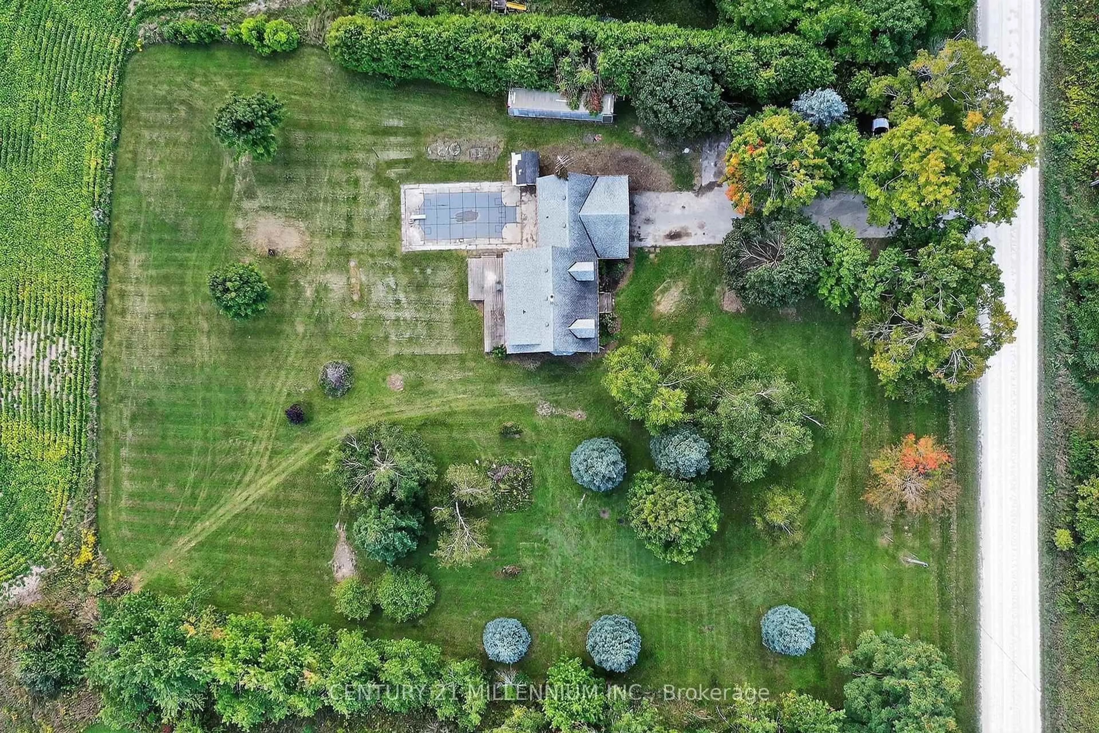 A pic from outside/outdoor area/front of a property/back of a property/a pic from drone, unknown for 487502 30 Sideroad, Mono Ontario L9V 1H2