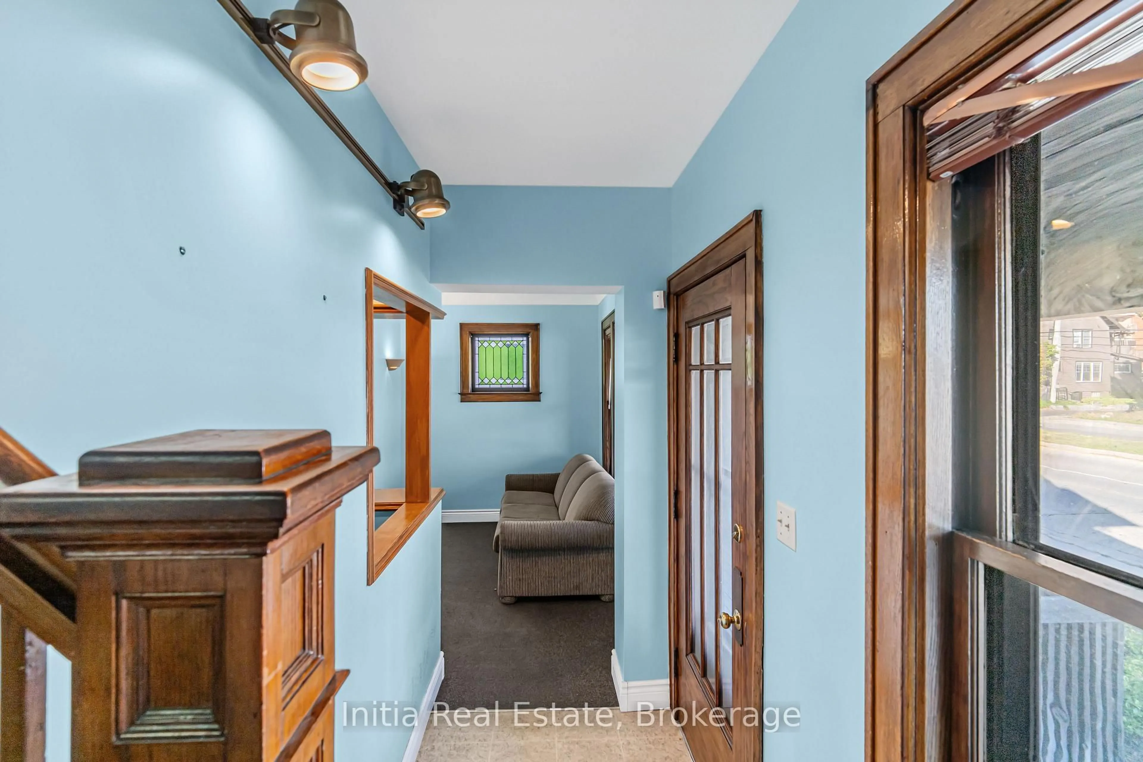 Indoor foyer for 79 Giles Blvd, Windsor Ontario N9A 4B8