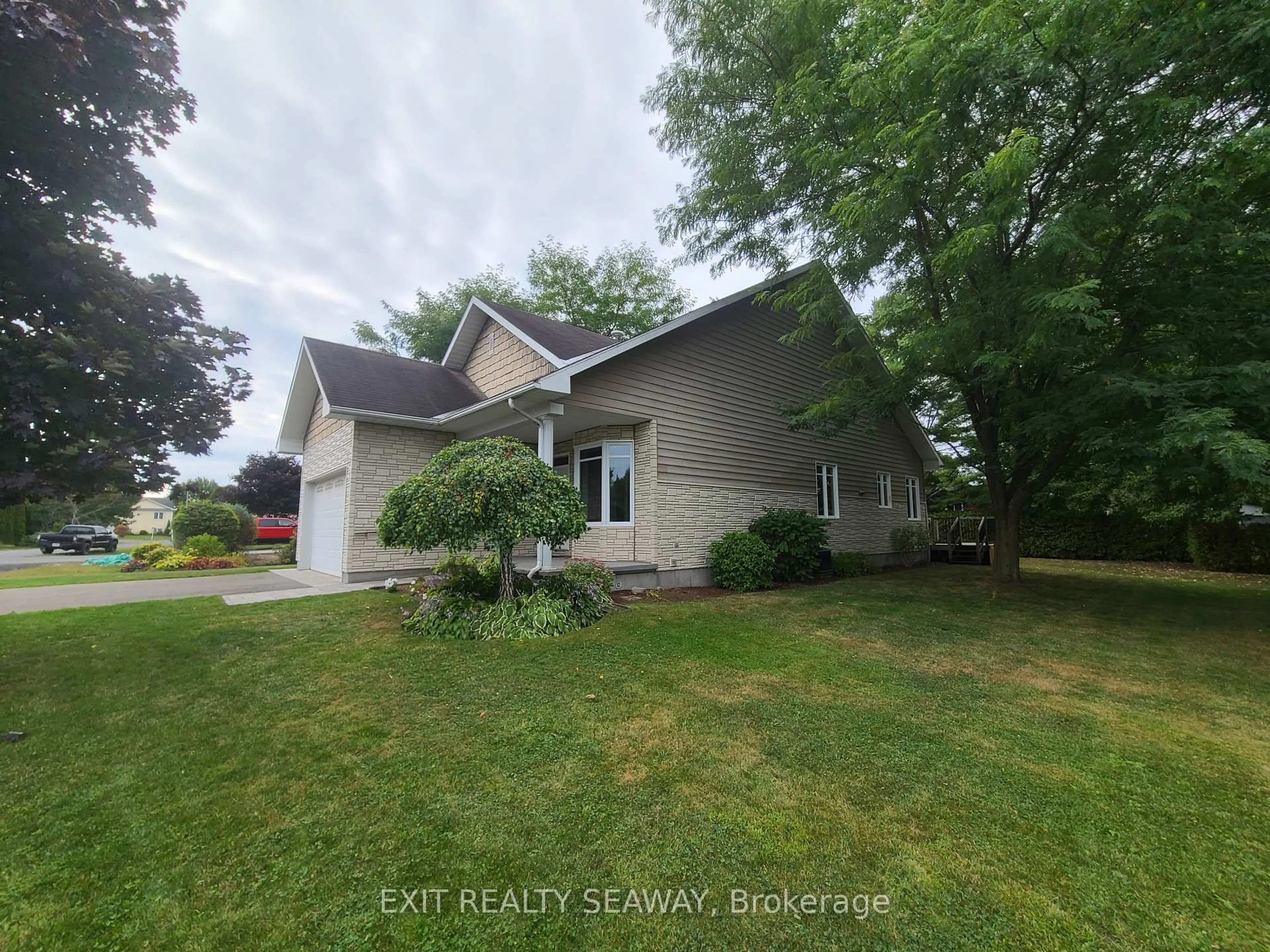 A pic from outside/outdoor area/front of a property/back of a property/a pic from drone, water/lake/river/ocean view for 4294 Schell St, South Dundas Ontario K0C 2H0