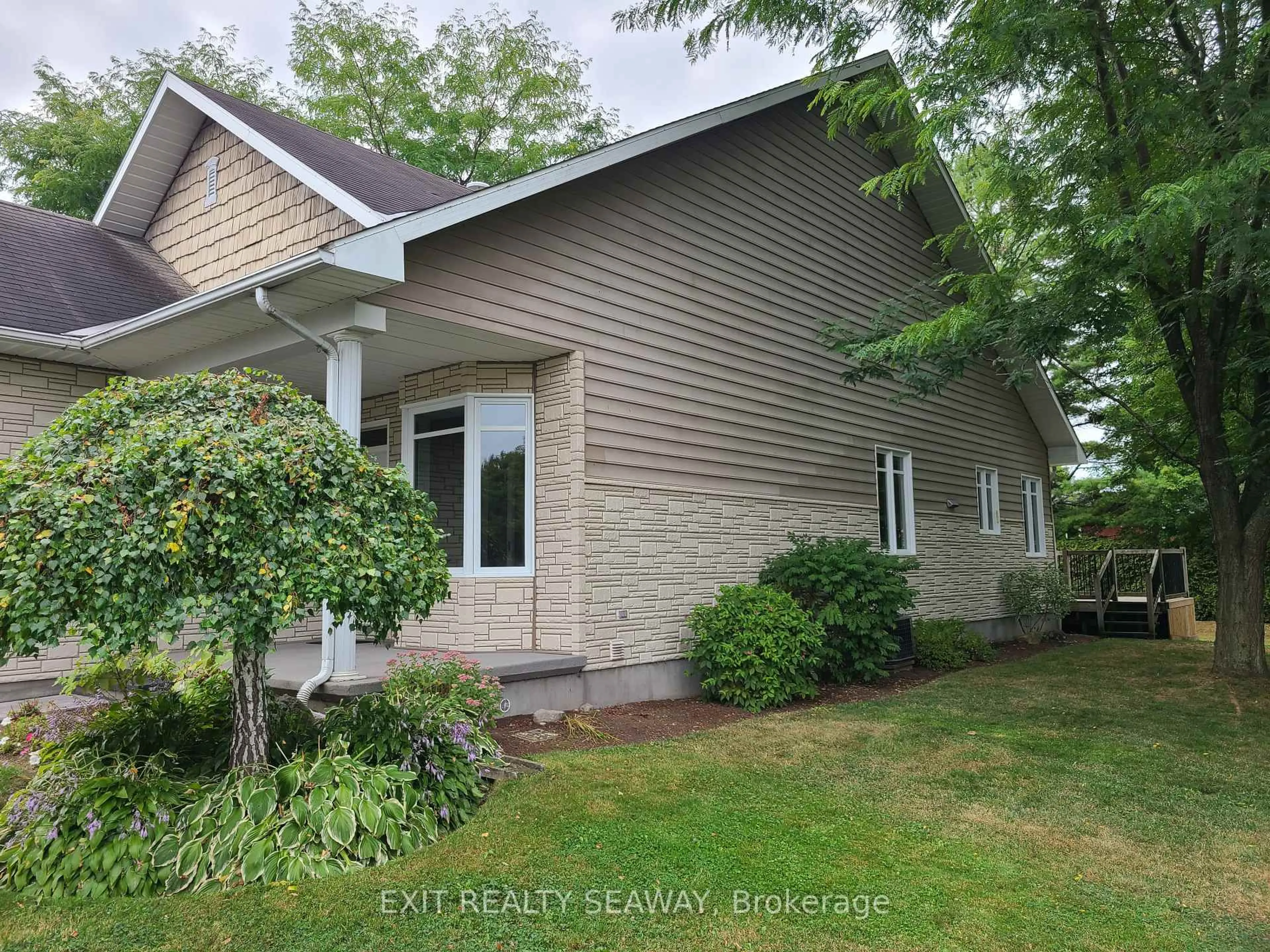 Home with vinyl exterior material, street for 4294 Schell St, South Dundas Ontario K0C 2H0