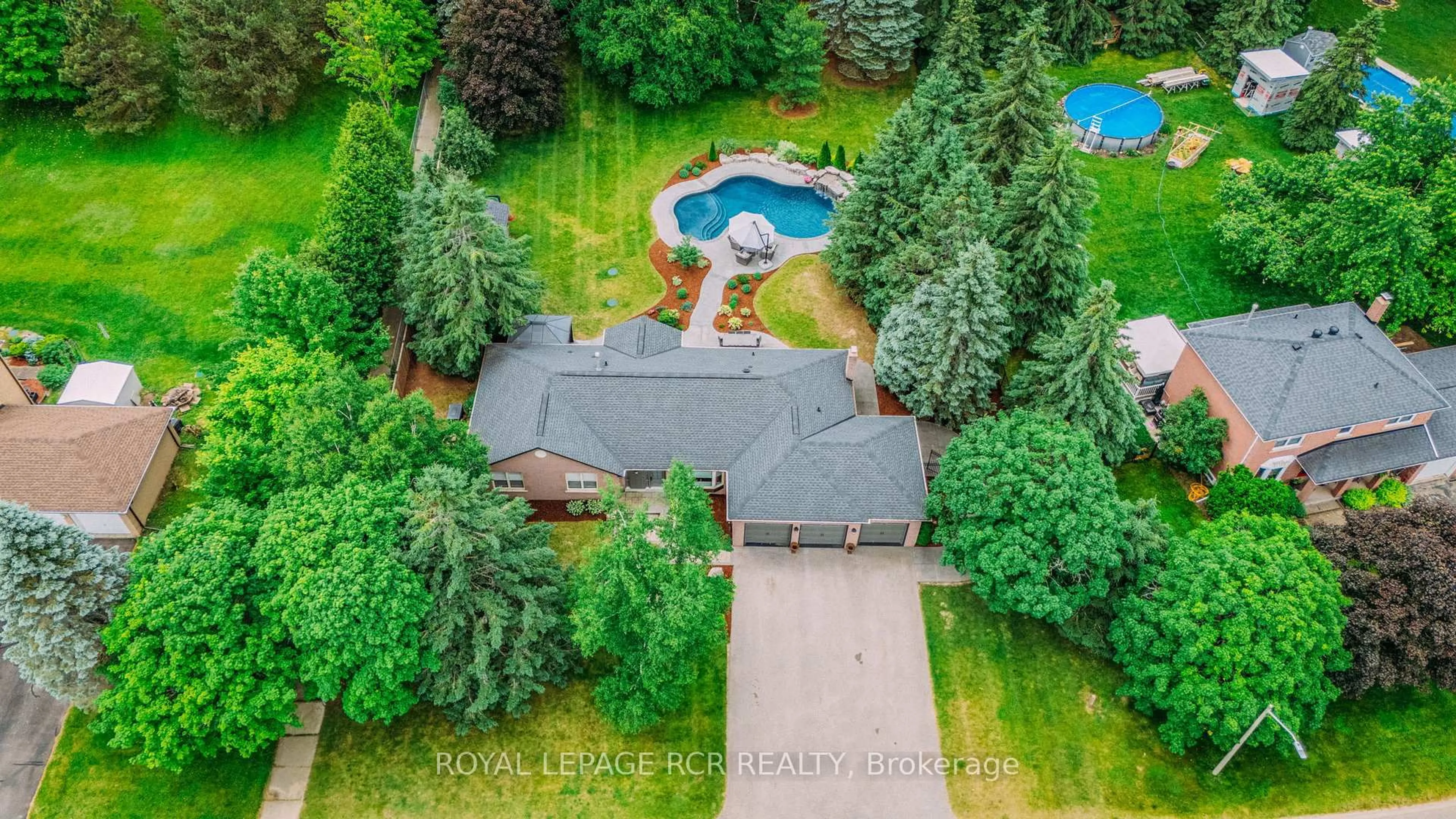 A pic from outside/outdoor area/front of a property/back of a property/a pic from drone, unknown for 35 Hawthorne Rd, Mono Ontario L9W 6G6