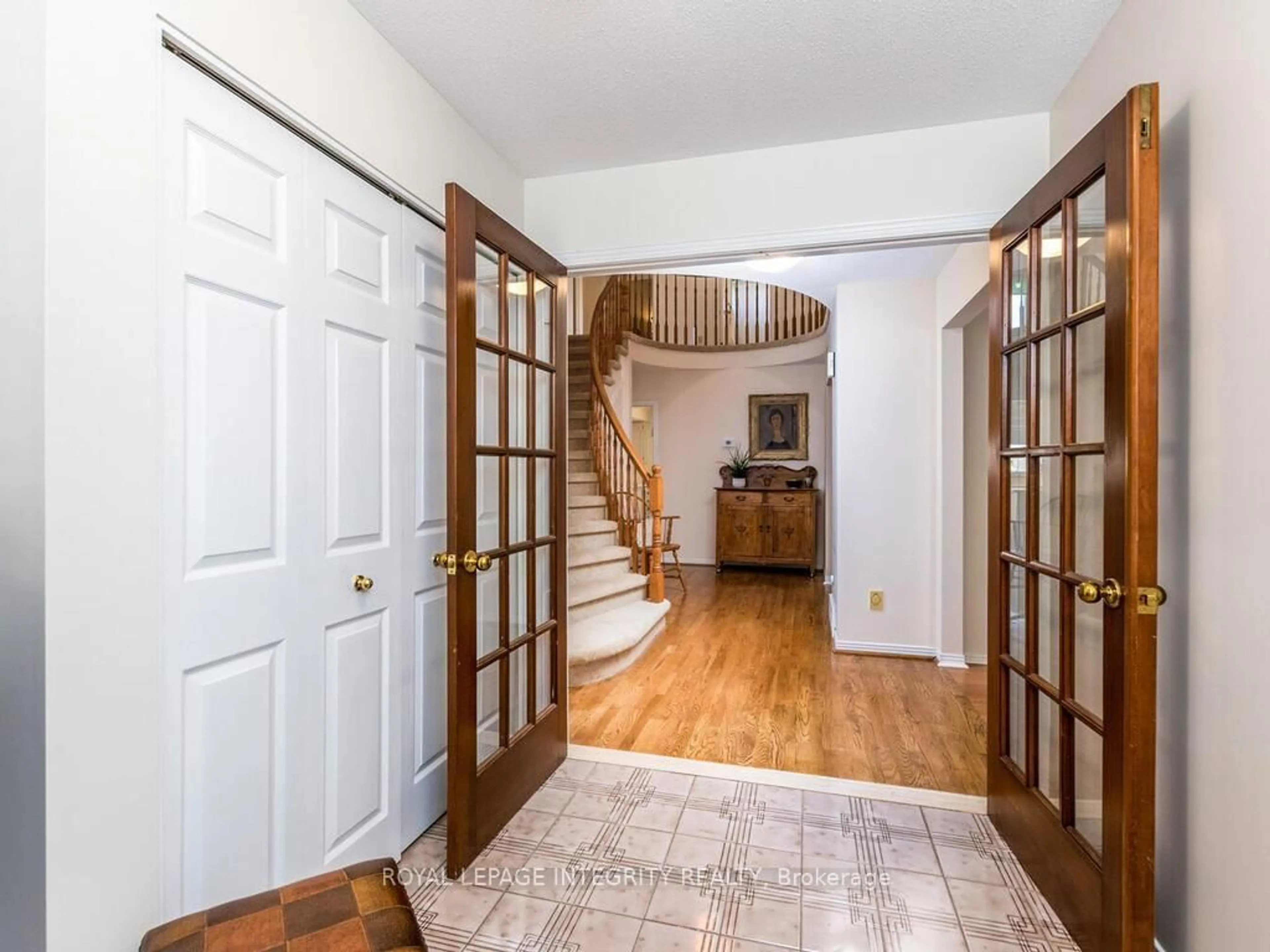 Indoor entryway for 17 Arbuckle Cres, Ottawa Ontario K2G 5H1