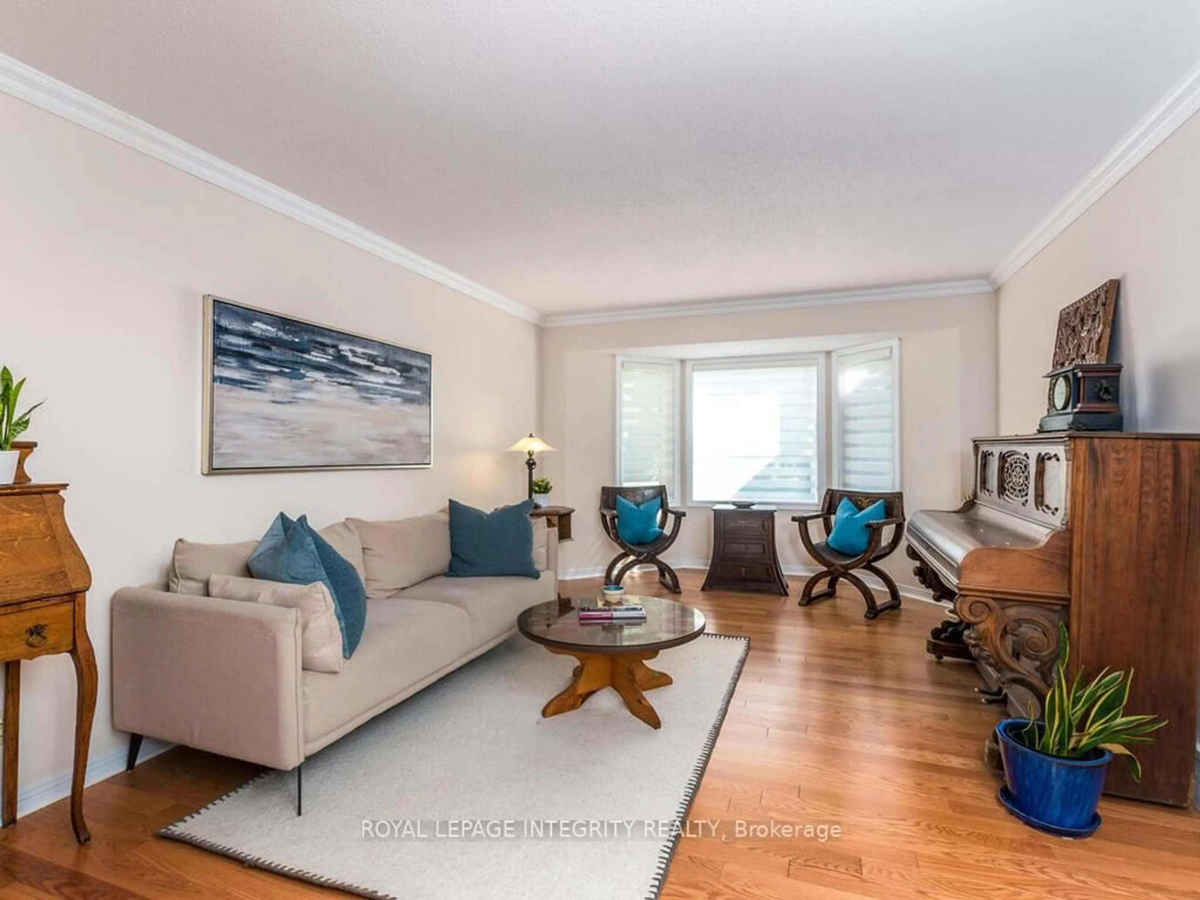 Living room with furniture, wood/laminate floor for 17 Arbuckle Cres, Ottawa Ontario K2G 5H1